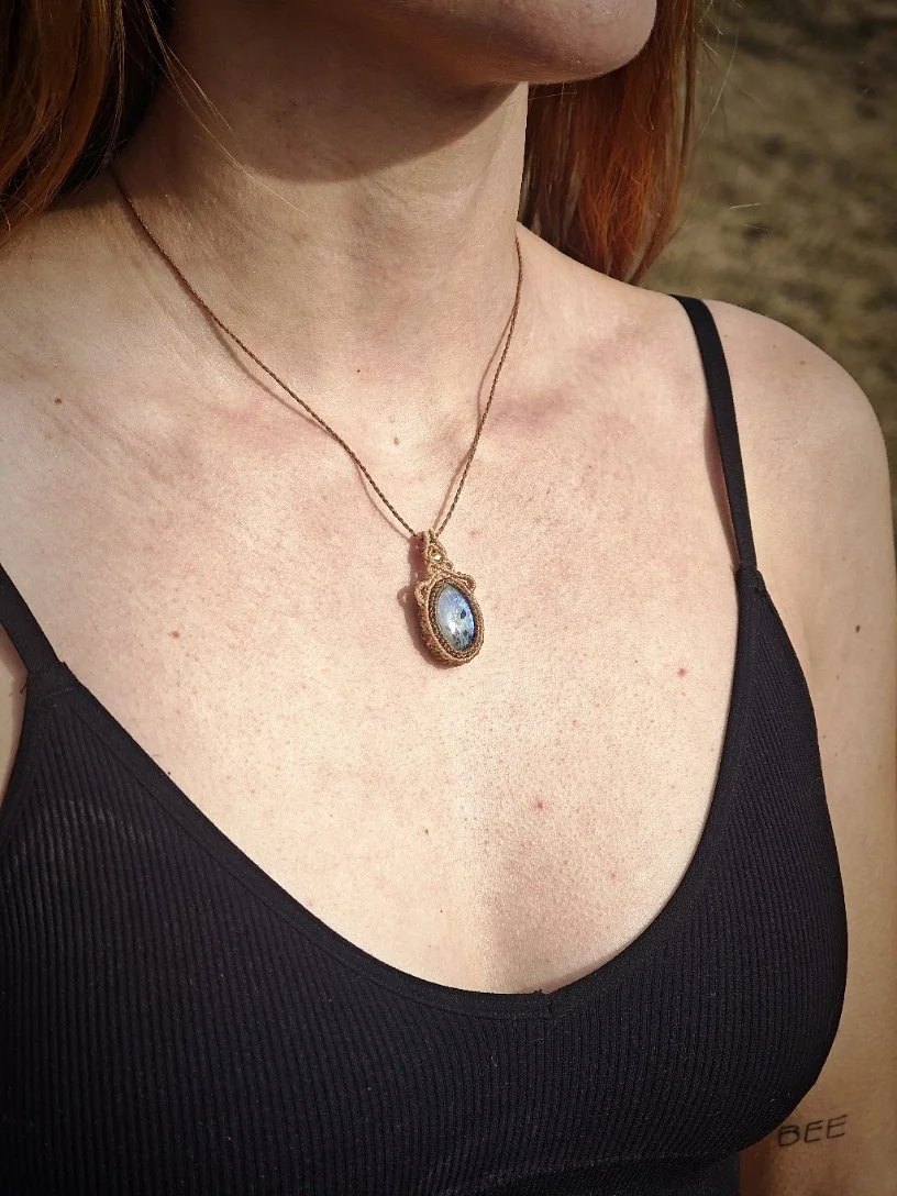 Collier Labradorite Blanche et inclusions de Tourmaline Noire