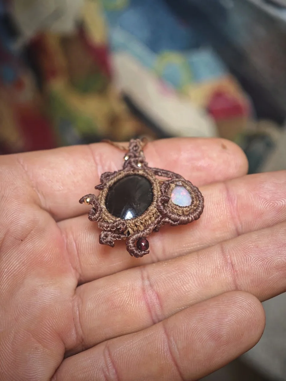 collier-micromacrame-obsidienne-arc-en-ciel-opale-ethiopie