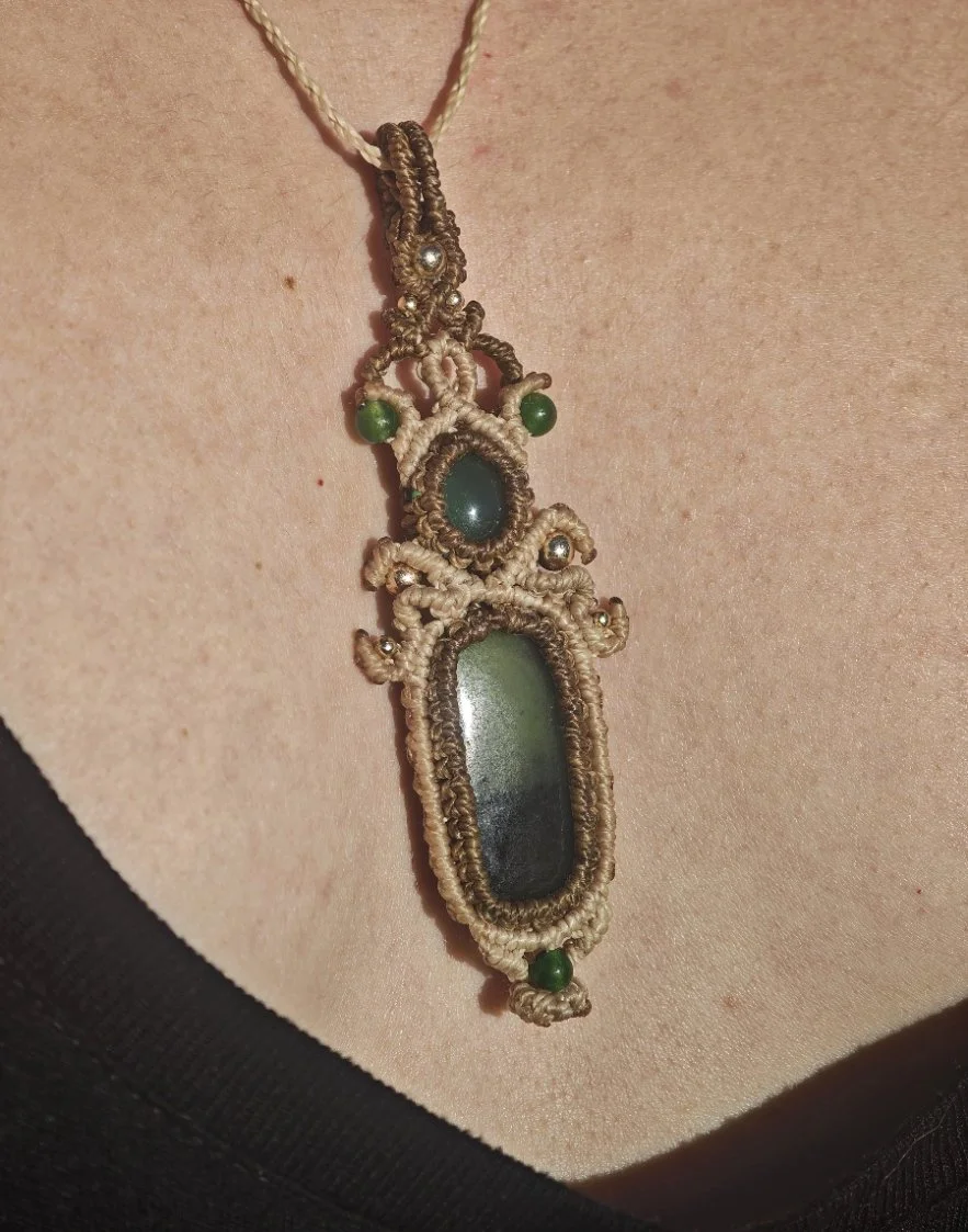 collier-jade-néphrite-onyx-vert-et-serpentinite-sur-cou-2.jpg
