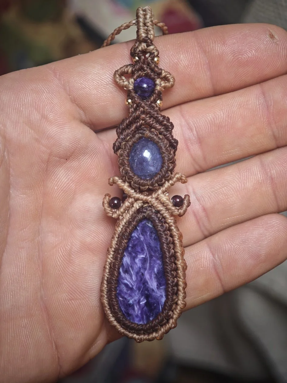collier-micromacrame-charoite-et-amethyste.jpg
