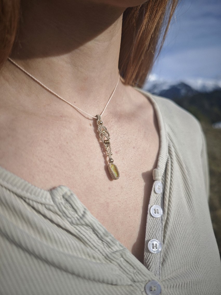 collier-micromacrame-opale-brut.jpg