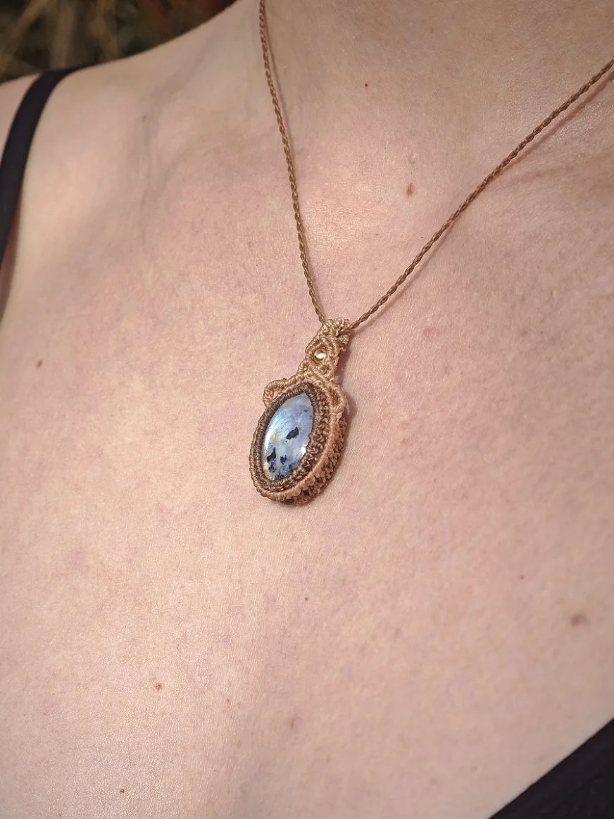 collier-micromacrame-labradorite-blanche.jpg