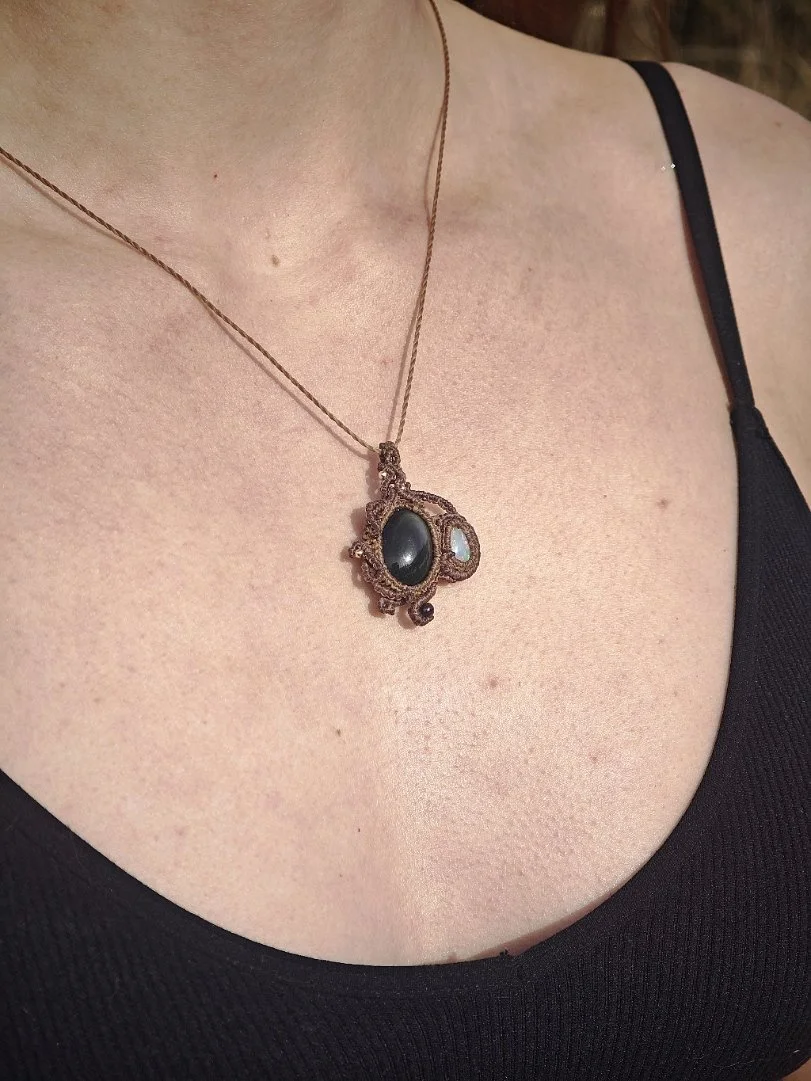 collier-micromacrame-obsidienne-arc-en-ciel-opale-ethiopie