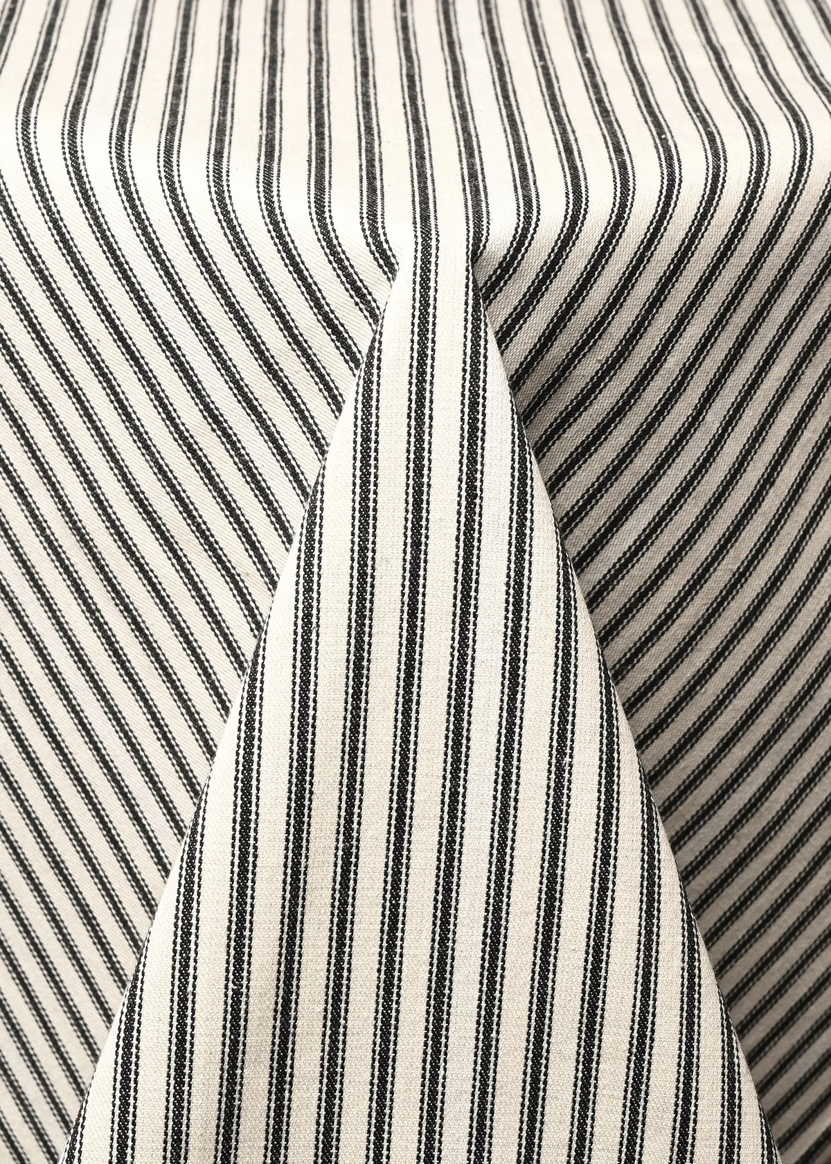 HADLEY Raven Table Linen