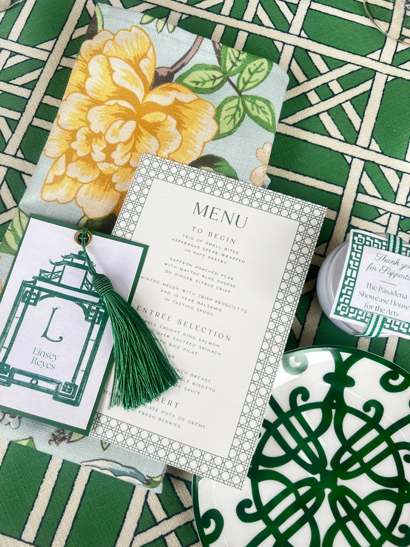 Shout out to the risk takers and bold movers!🫶

Layering patterns is where design gets interesting.

When done well, bold choices feel effortless.
Trust your designer.

Look closely.
How many patterns do you see? 

Linen | The Herrington Collection
