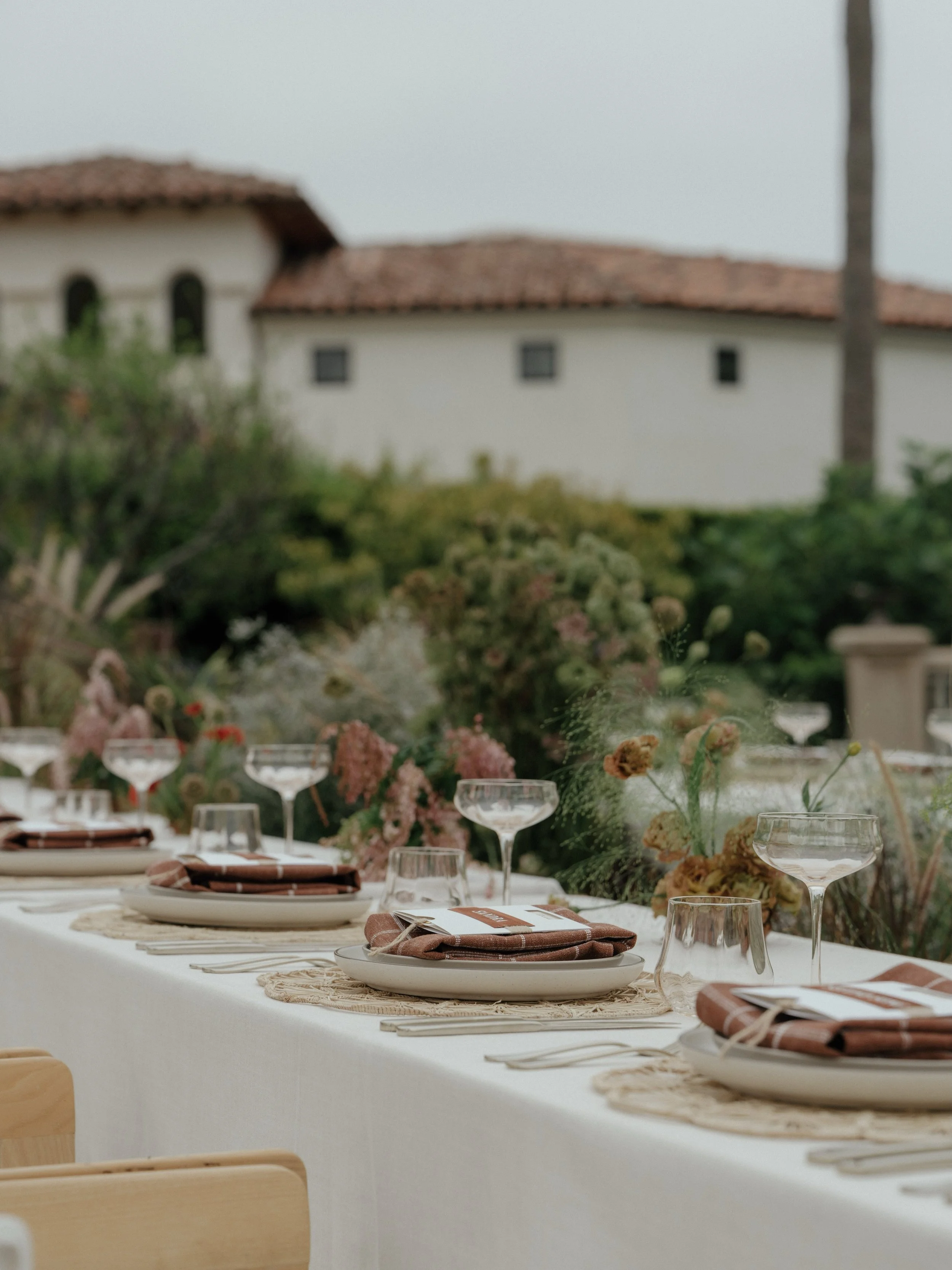 Muted tones, warm textures, and a design that never had to try too hard.

Susan from @weddingsbysusandunne layered shades of brown and cream to create a setting that felt warm, collected, and completely effortless. 

We loved bringing the linens into