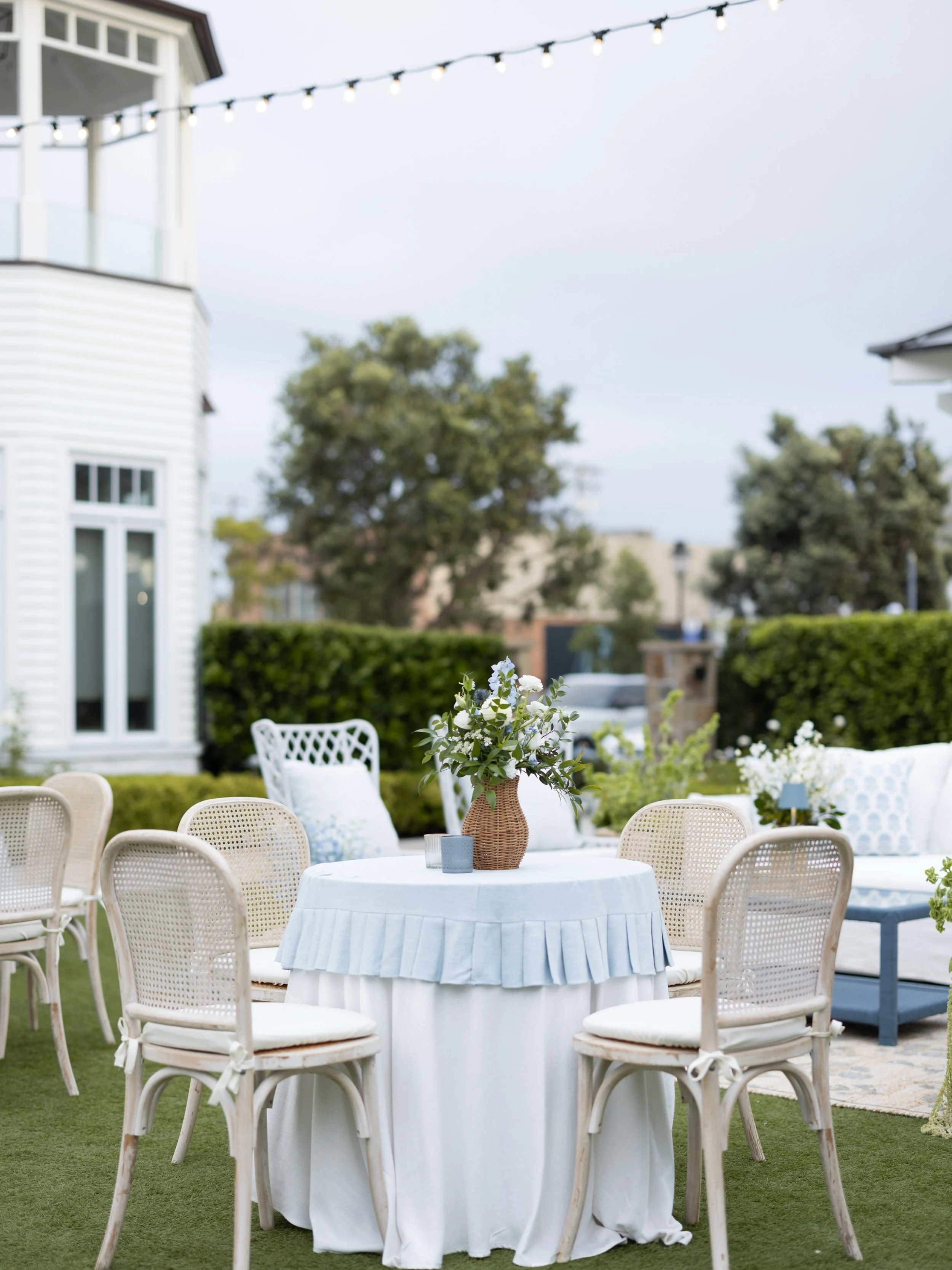 Consider us officially obsessed with two-tone linens.🤍 #pleated #frenchblue 
#custom 

Photography: @jkp_cheryl @jimkennedyphotographers
Venue: @lido_house
Planning/Coordination:
@agapeplanning @somich.design
Florals: @jennybfloraldesign
Beauty: @fl