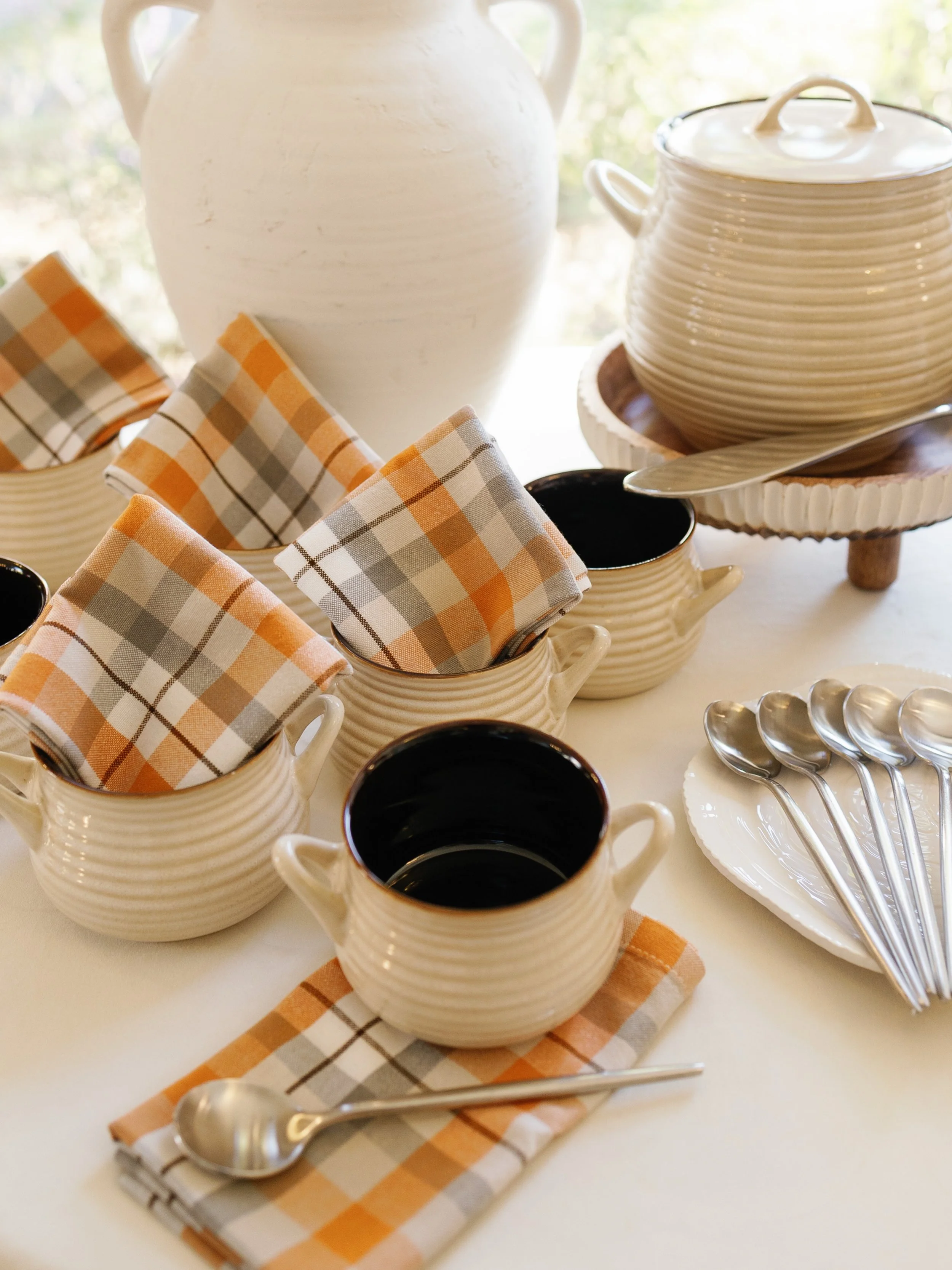Hosting Thanksgiving? 🦃 
You make the soup. 
We&rsquo;ll deliver the linens. 

🍂🍁Thanksgiving linen and napkin rentals by Zaffre. #designthetablefirst

Photographer || @lisettegatliff 
Soup Bowls || @crateandbarrel 
Linen + Napkins || @designwithz