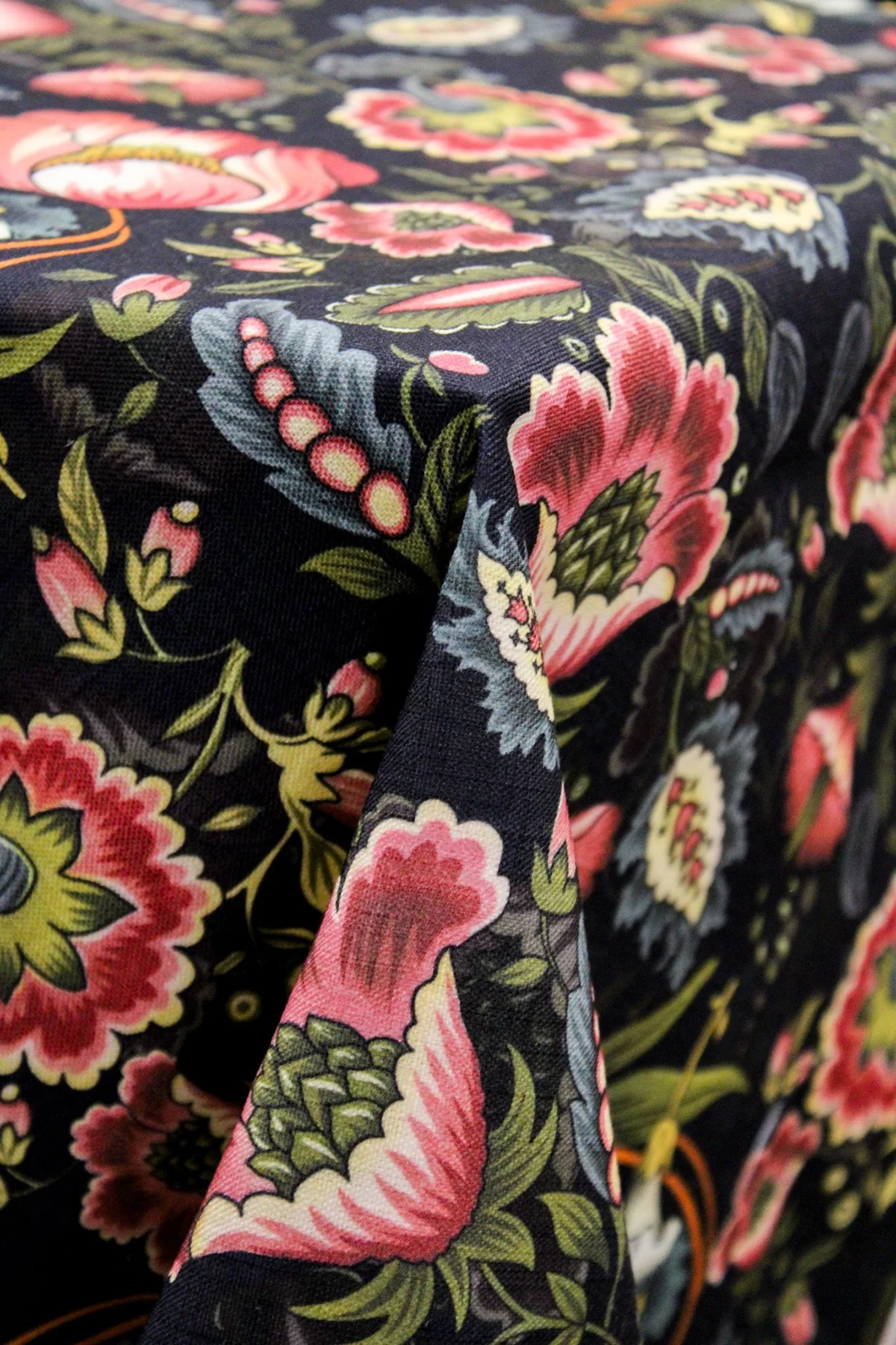 EDEN Black Table Linen