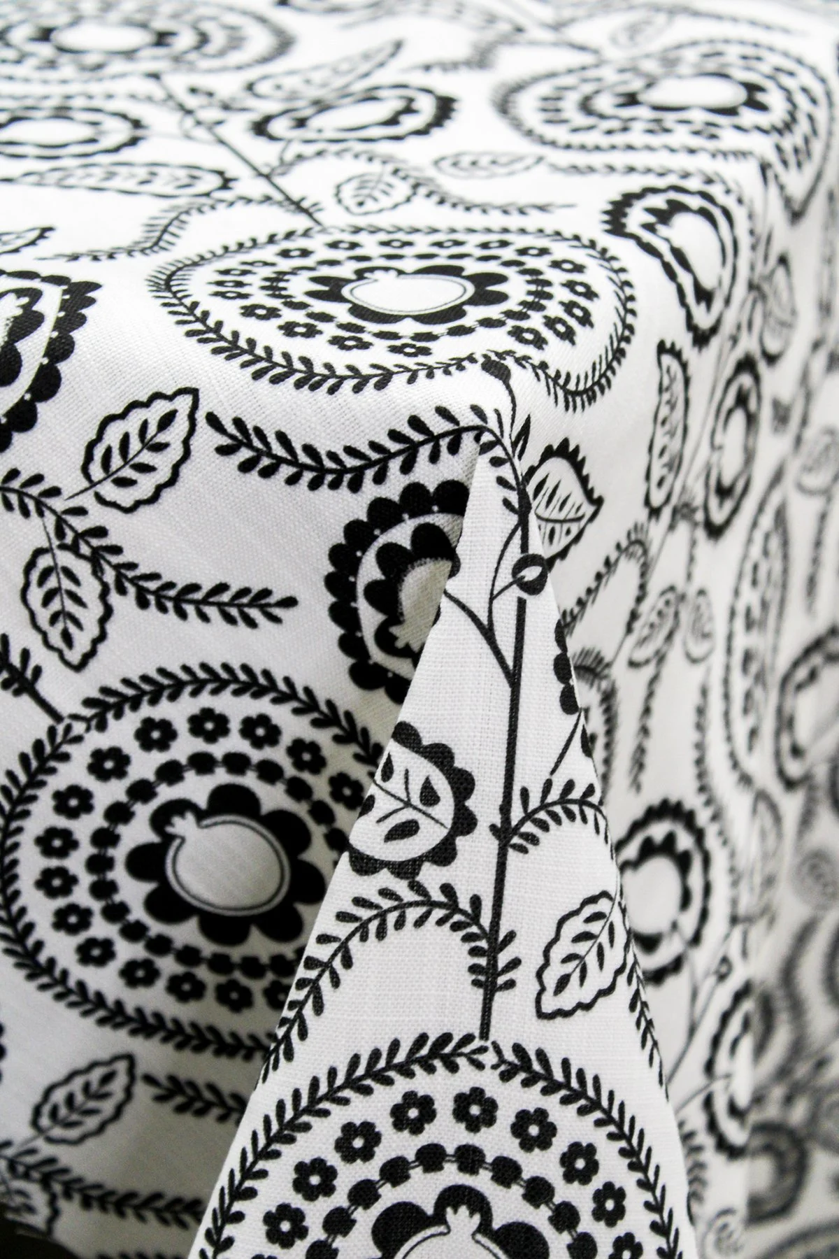 AIMEE Black Table Linen