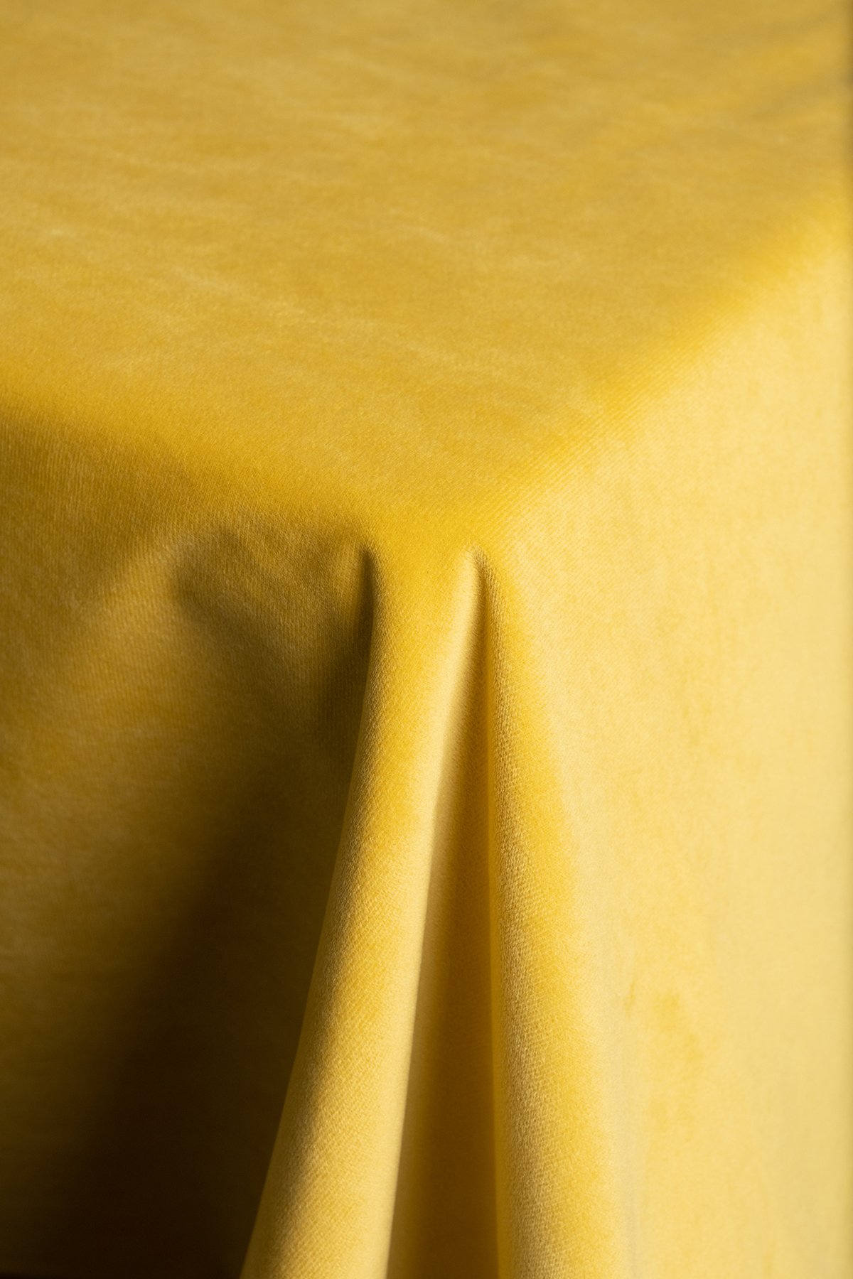 VELLUTO Golden Table Linen