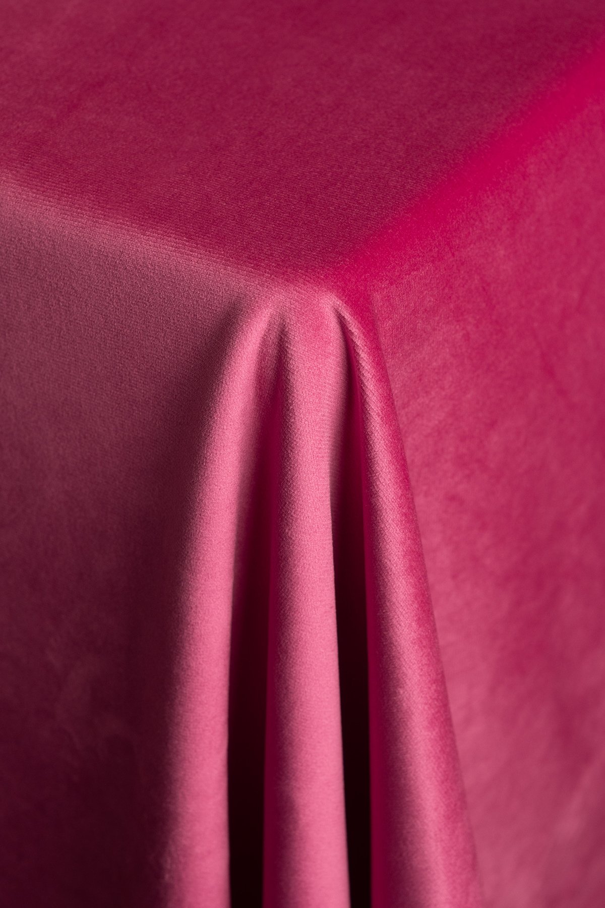 VELLUTO Magenta Table Linen