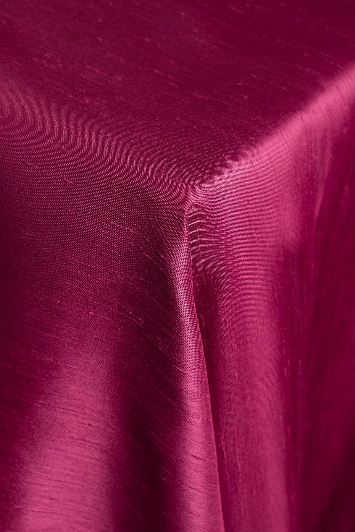 SHANTUNG Raspberry Table Linen
