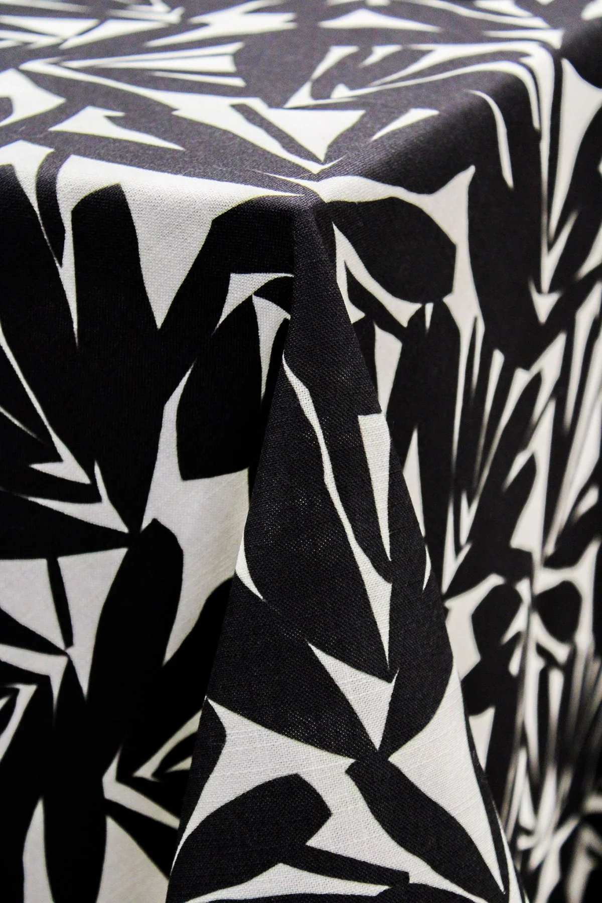 HANA Black Table Linen