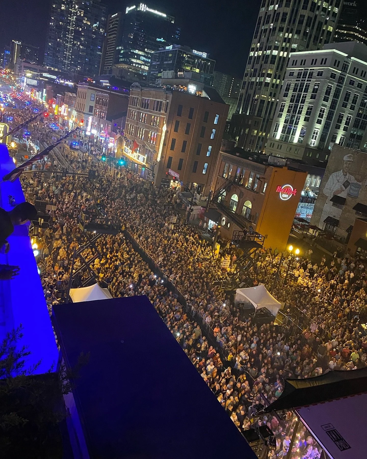 Gearing up for summer festivals thinking about this Keith Urban pop up concert we produced last September celebrating his album release! There&rsquo;s nothing more magical than filling the streets of Nashville for a free show! ✨

#eventproduction #li