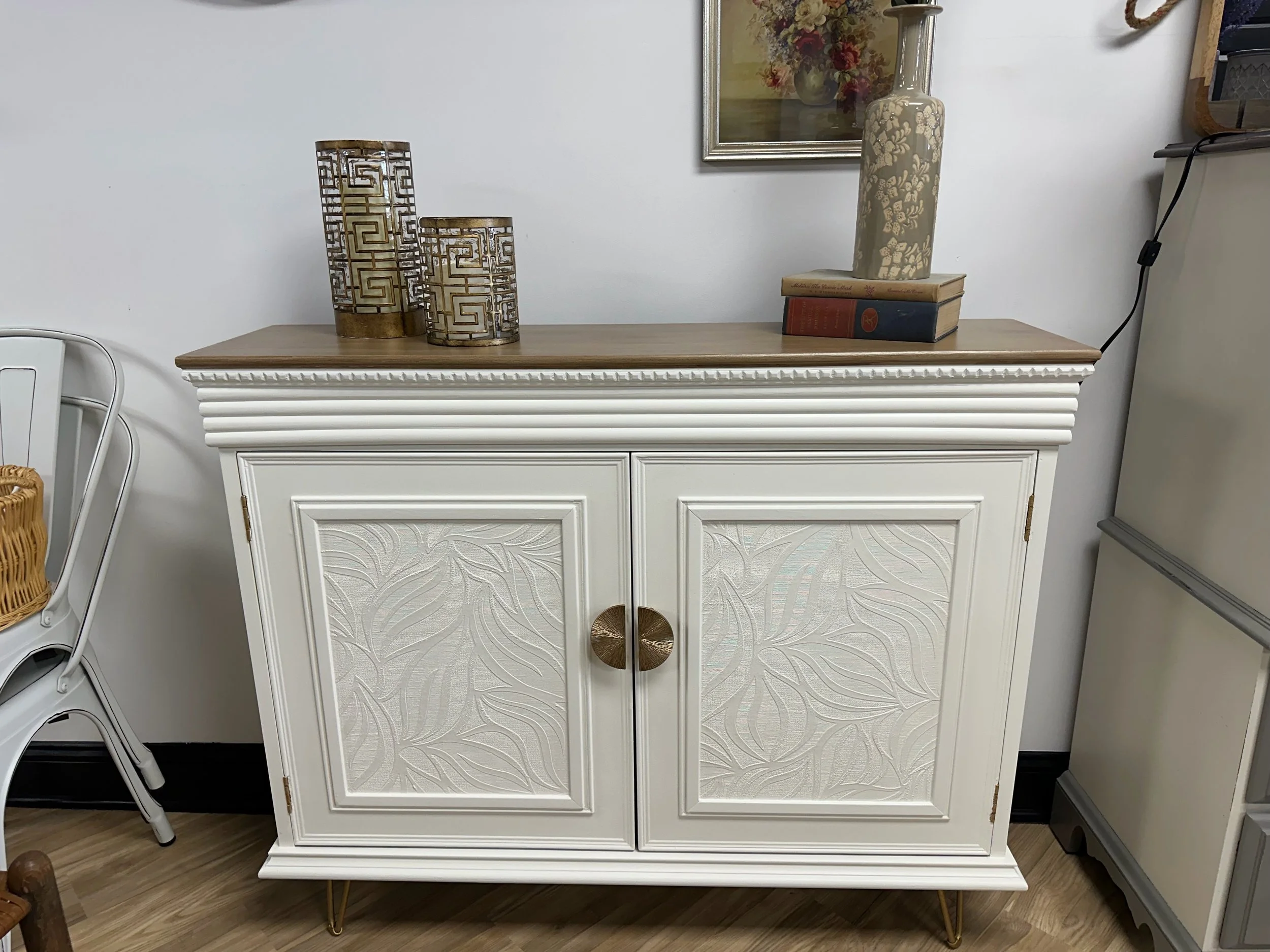 Beautiful Refinished Console Cabinet – Modern Elegance in Creamy Dover White