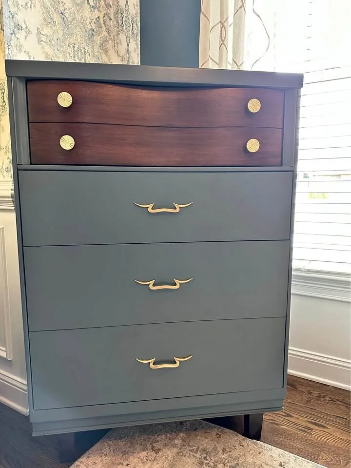 Beautiful 4-Drawer Dresser– Modern Vintage Look