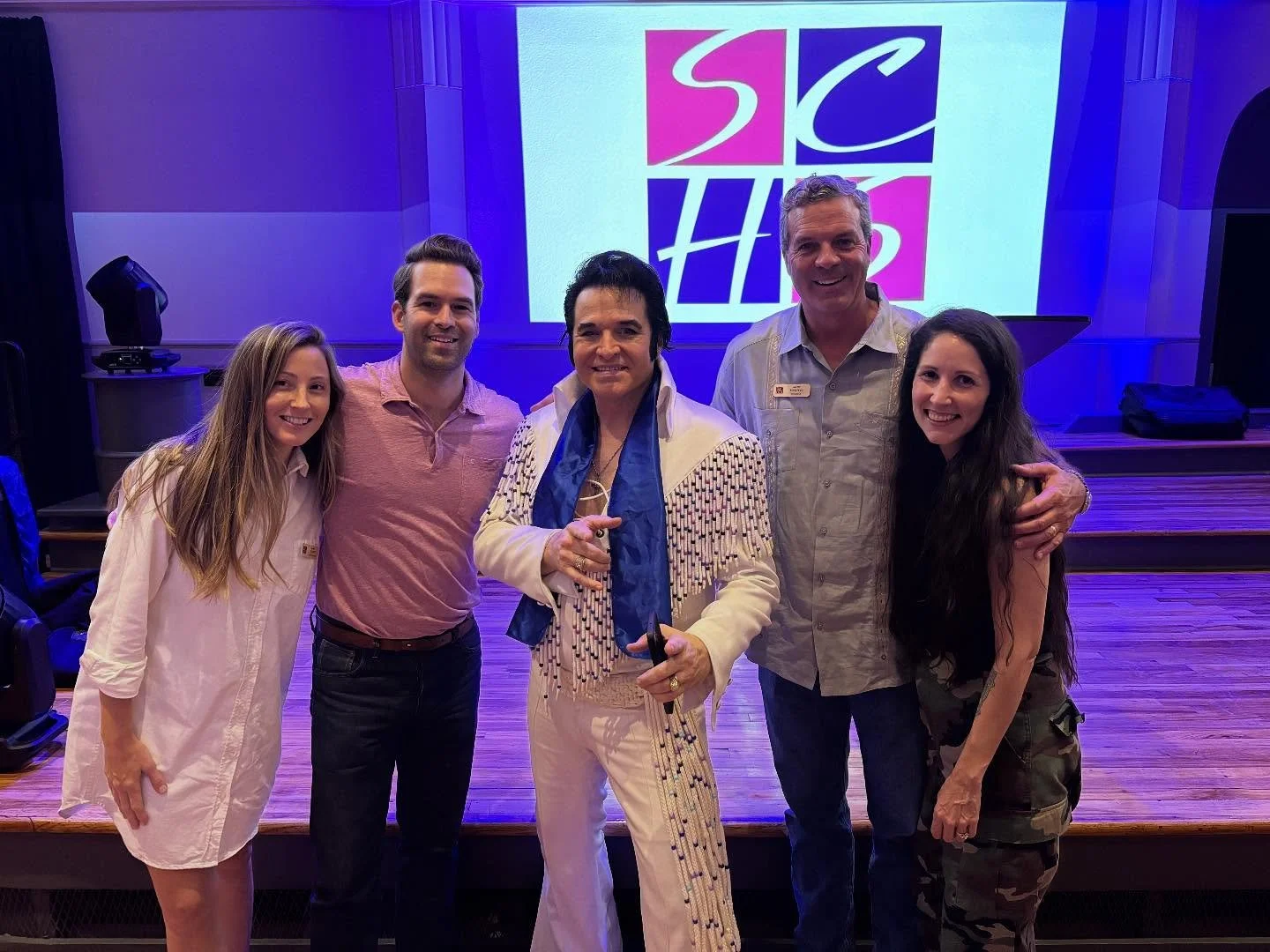 🎤✨ Last week, Greyhound Inn had a very special guest&hellip;an Elvis impersonator who came into town for his show at the historic Mayfair Building! We were all shook up to say the least 🎤🎵🎤

Did you know the real Elvis played at the Mayfair back 