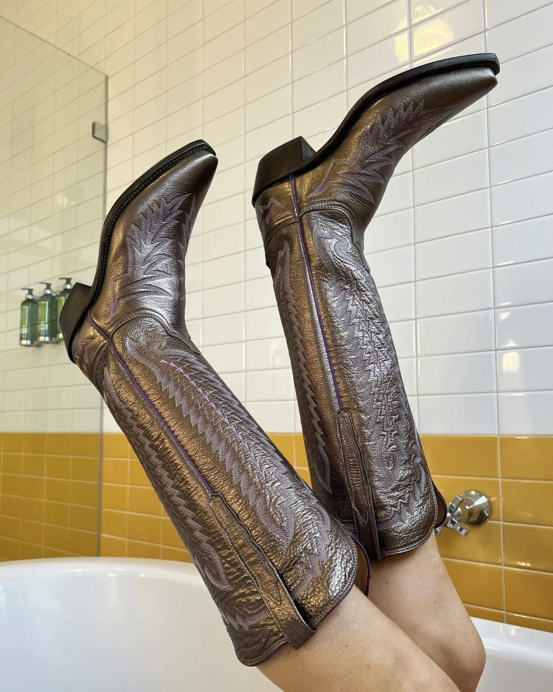 Kick up your boots, Tyler 🤠🎤
ㅤ
One of the most exciting events of the year is back, the reddirtbbqfest returns Saturday, May 9. From live music to incredible BBQ, it&rsquo;s a day you won&rsquo;t want to miss.
ㅤ
Stay at Greyhound Inn and enjoy the 