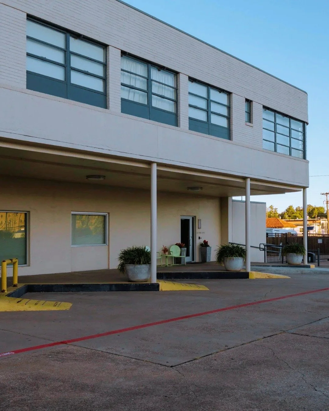 Greyhound Through Time: The Bus Station Era 🚍✨
ㅤ
Before it became Greyhound Inn, this building served as a bustling bus station, connecting over 4,000 East Texas communities and carrying countless stories through its doors. From goodbyes to homecomi
