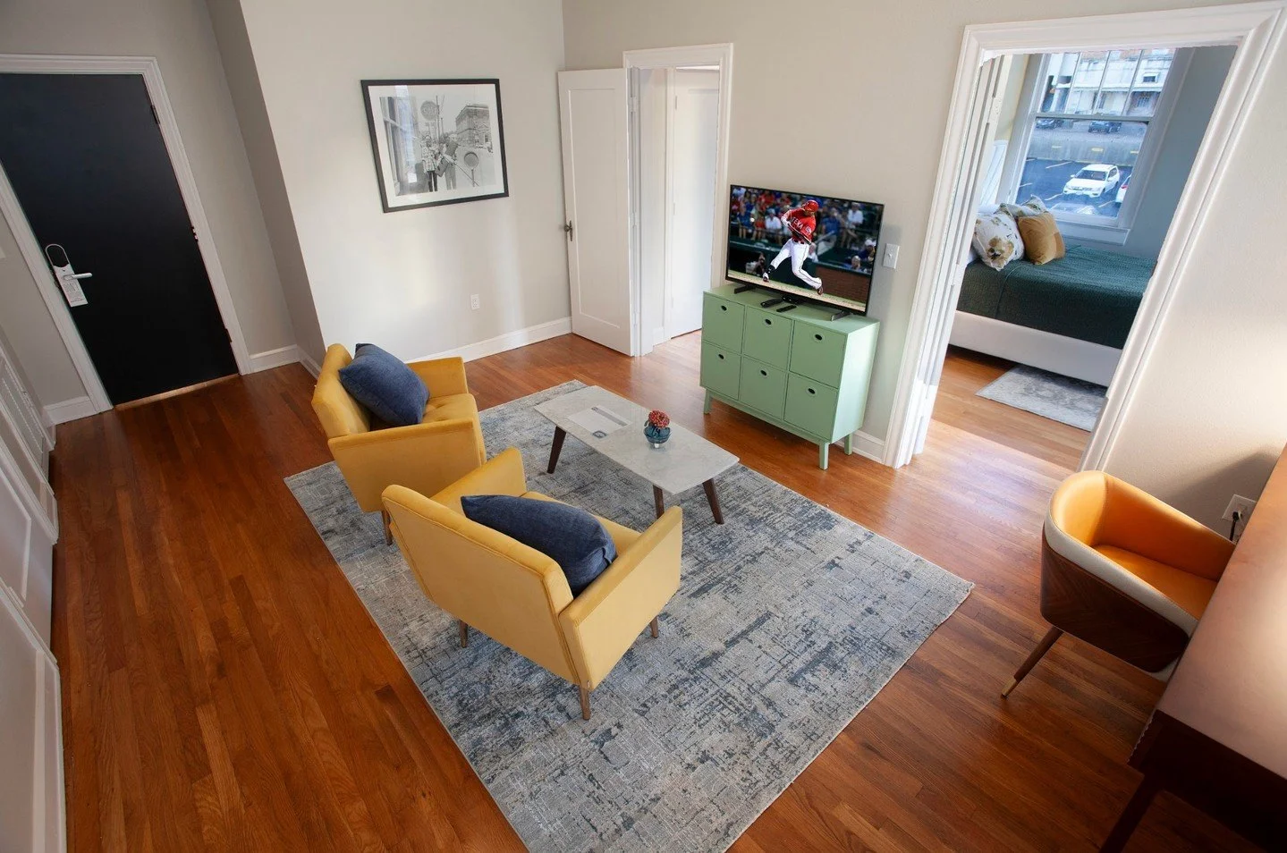 Baseball season is officially off to the bases! ⚾️
ㅤ
At Greyhound Inn, every room comes with its own living space, so you never have to miss a pitch. Catch the game, relax, and get ready for your night out in Downtown Tyler.
ㅤ
#GreyhoundInn #Greyhoun