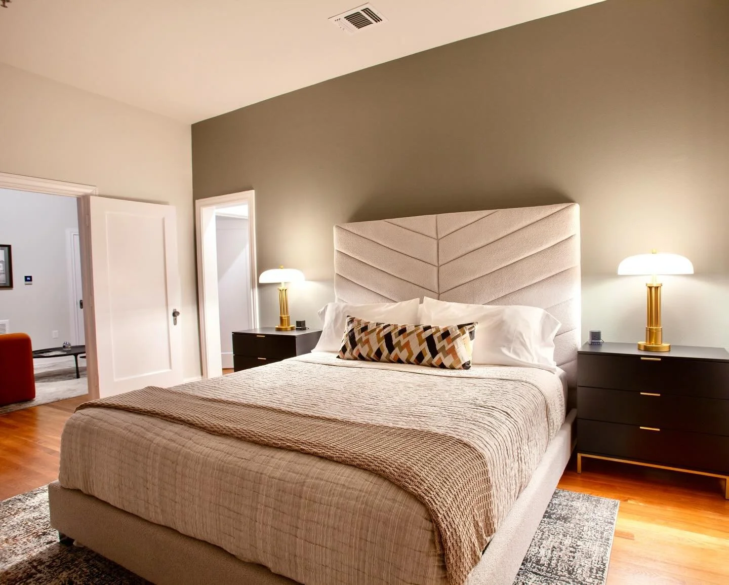 Mother&rsquo;s Day is coming up quick!

Treat mom to a little R&amp;R at Greyhound Inn next weekend. From slow mornings and cozy stays to Downtown Tyler&rsquo;s best brunch spots, shopping, and spring blooms, it&rsquo;s the perfect way to celebrate e