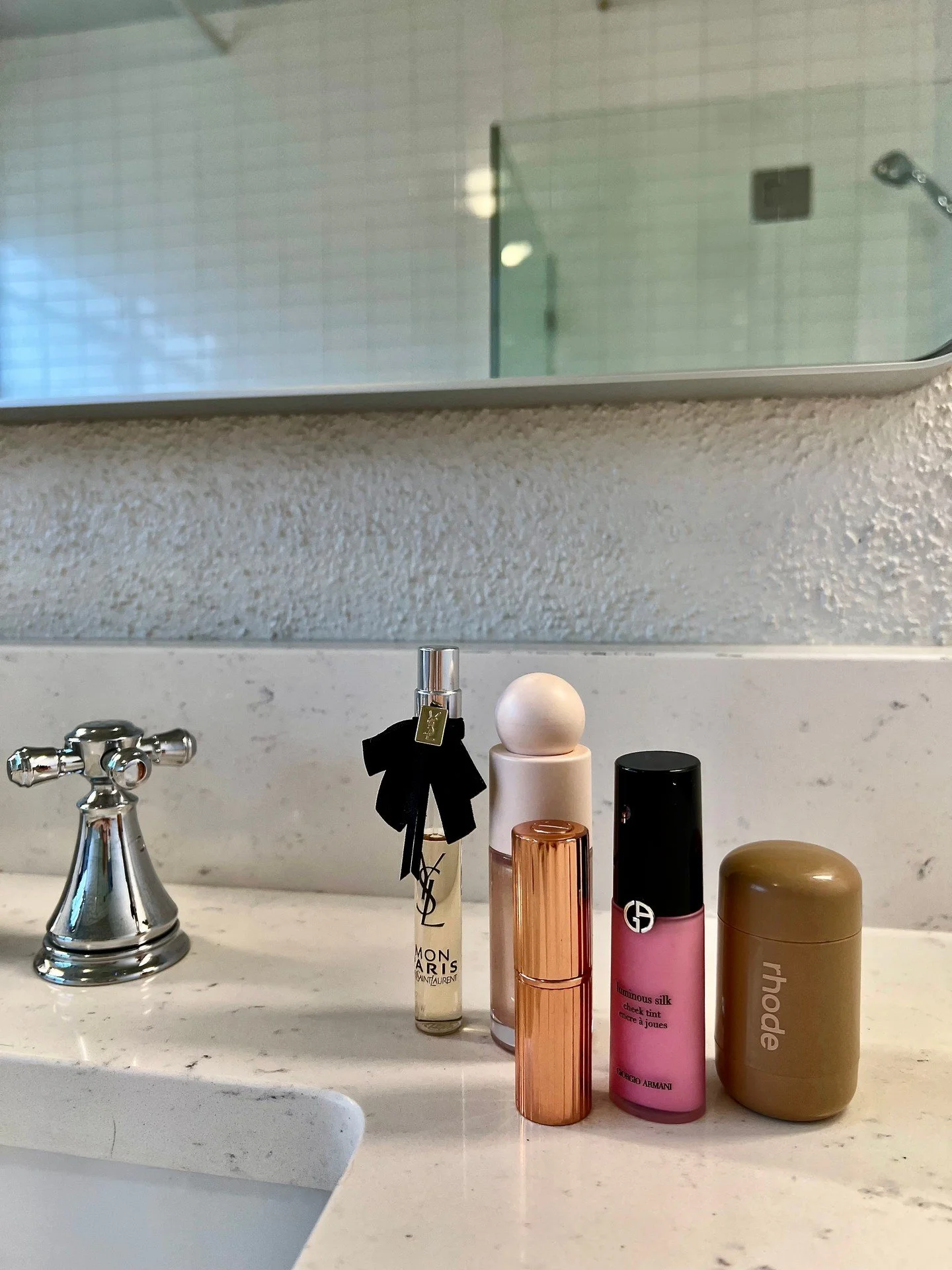 Sometimes even a one-night staycation goes a long way!💄🫧
ㅤ
This Mother&rsquo;s Day, treat mom to a relaxing escape at Greyhound Inn. Spend the morning getting ready in our spacious bathrooms, walk to all of Downtown Tyler&rsquo;s favorite brunch an