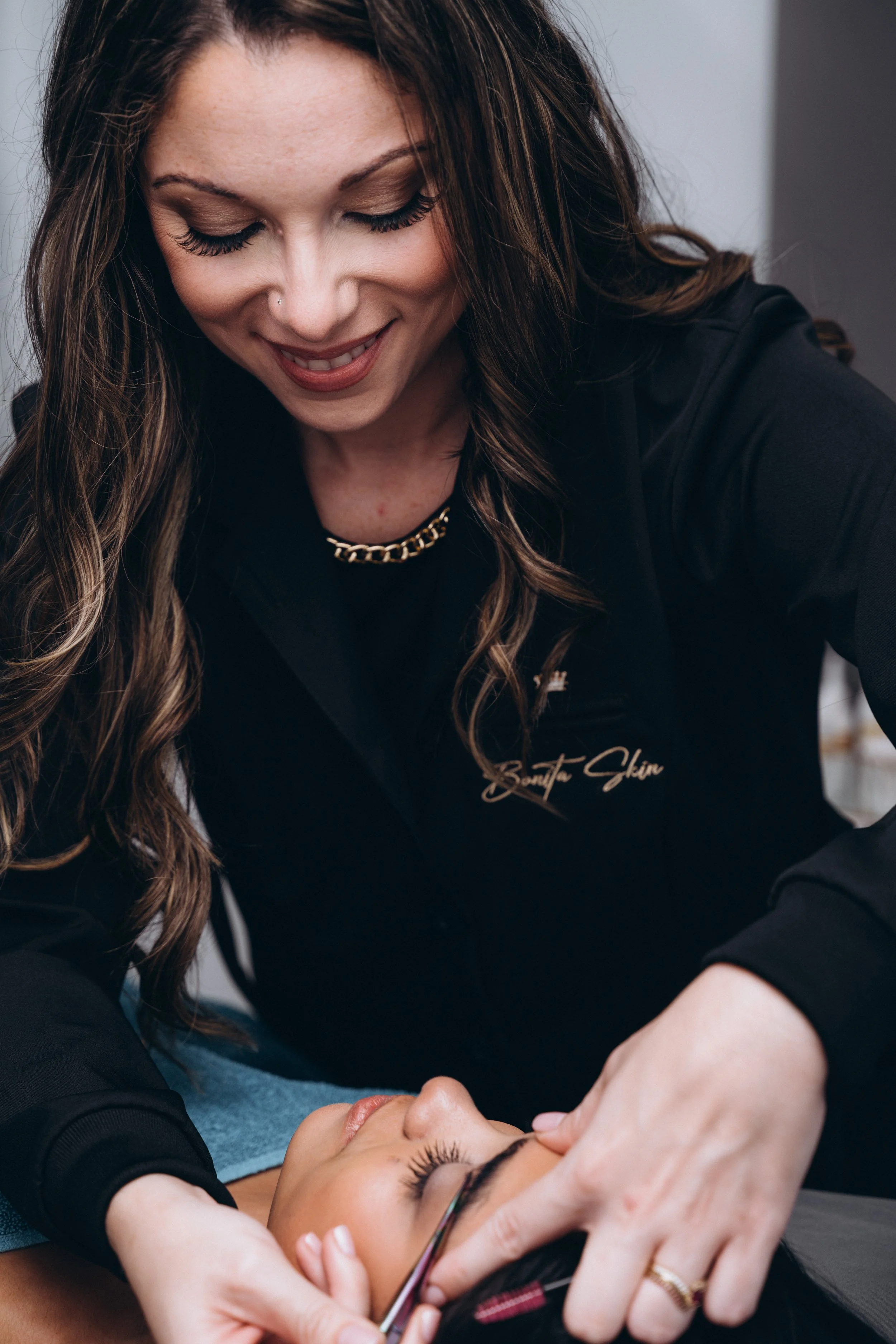 client getting lash and brow tint tampa