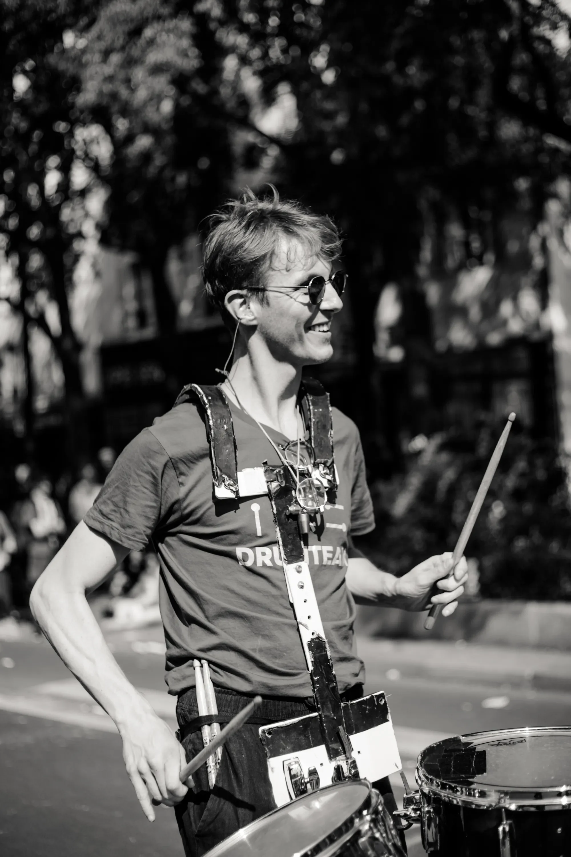 Portrait professionnel d'un mestre de la Drumteam, souriant avec son instrument, illustrant l'accompagnement pédagogique des cours.