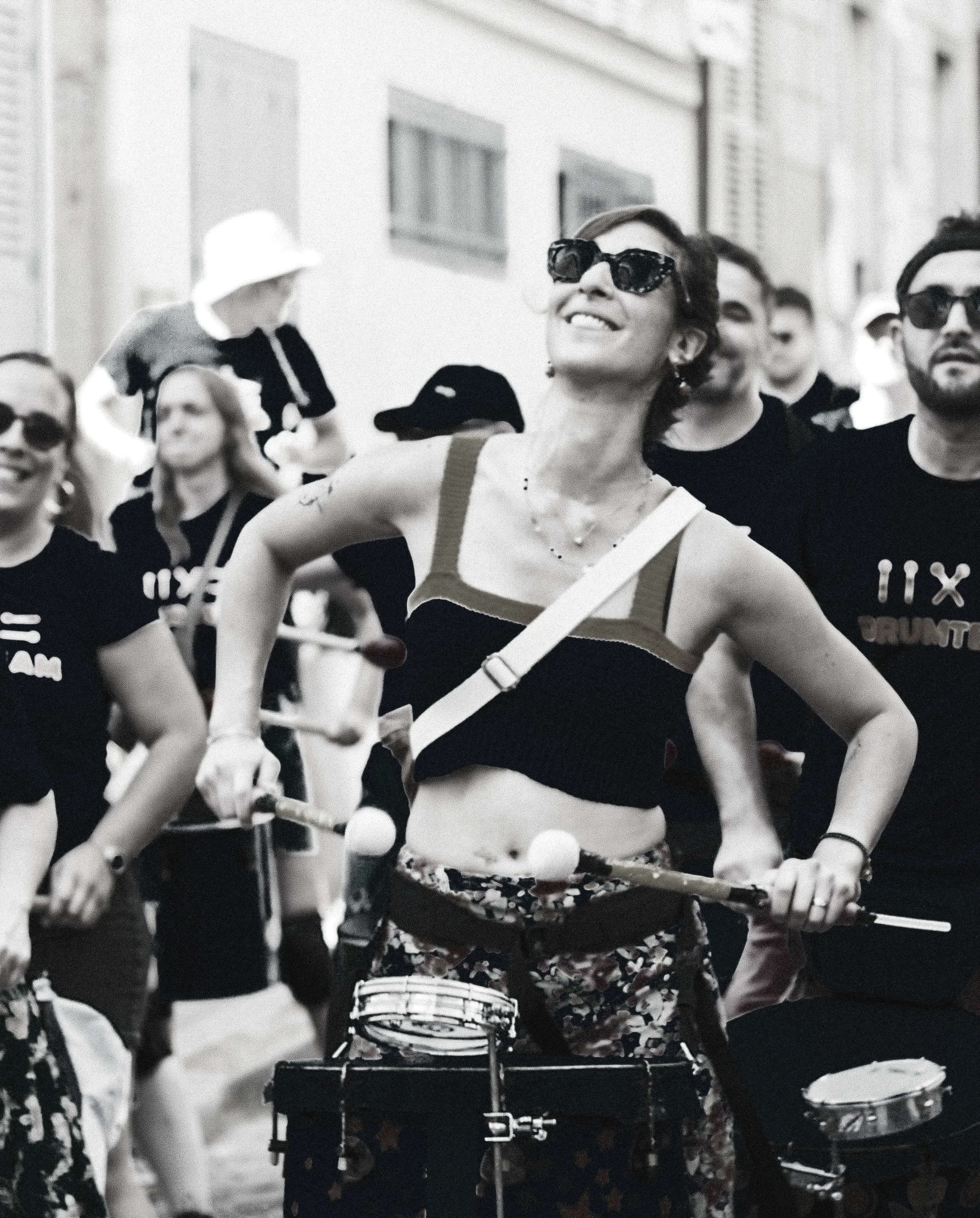 Portrait d'une mestre de la Drumteam, exprimant la passion et le sérieux de l'enseignement de la percussion afro caribéenne à Paris.