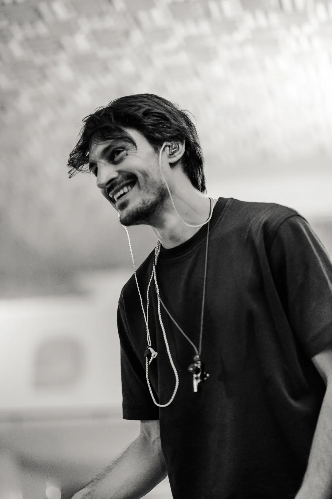 Portrait dynamique d'un mestre de la Drumteam en pleine action, symbolisant la transmission et l'énergie musicale de l'association.