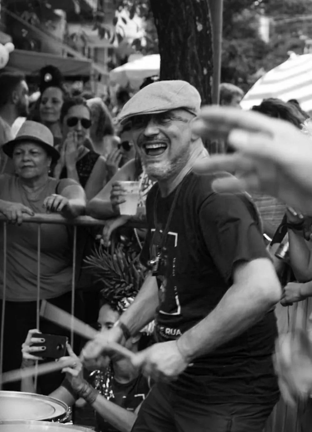 Portrait bienveillant d'un mestre de la Drumteam, mettant en avant l'aspect humain et inclusif de l'apprentissage au sein du groupe.