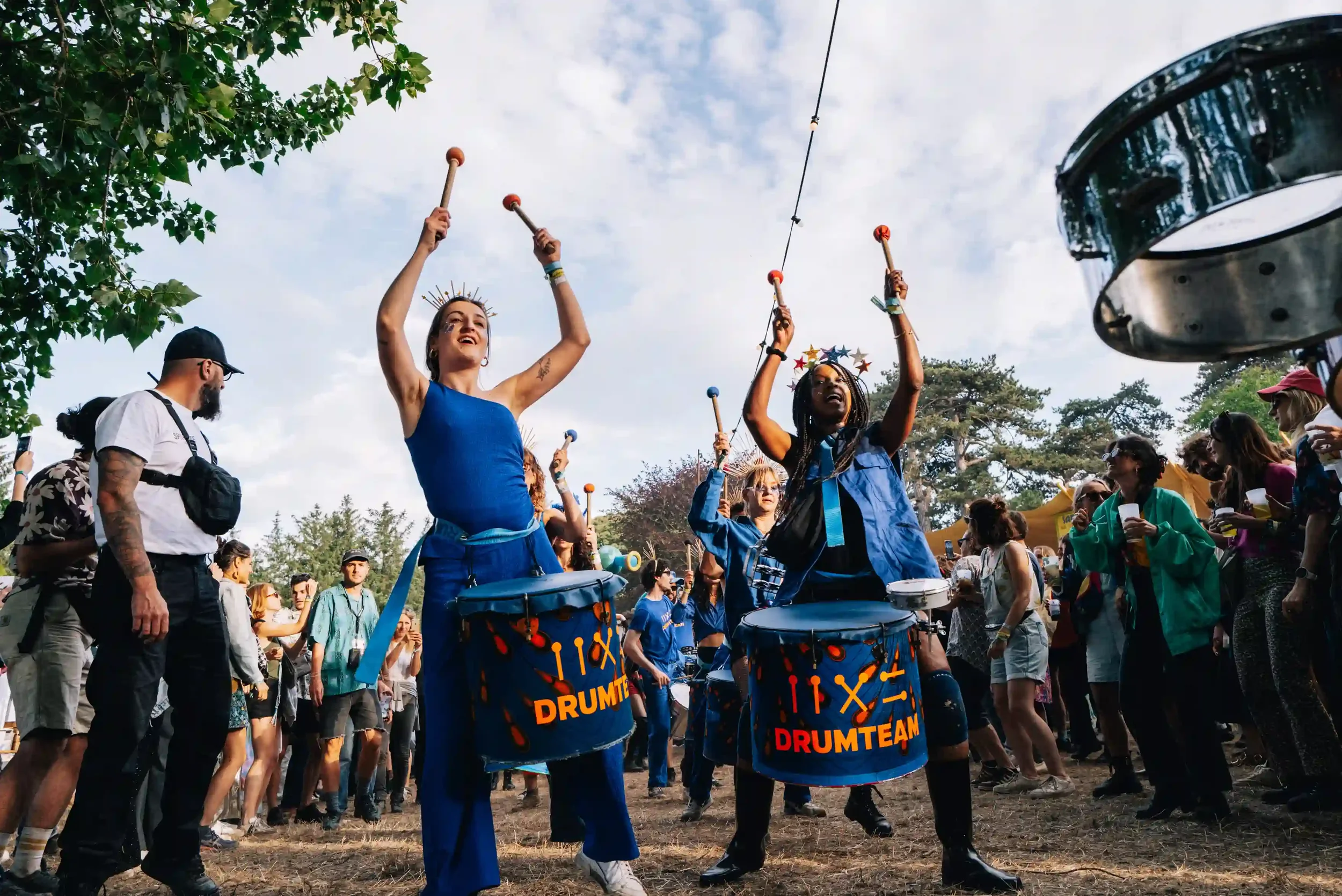 Au premier plan, deux musiciennes de la Drumteam jouent au festival Pete the Monkey, entourées par la foule sur les côtés. Photo : Antoine Sorel
