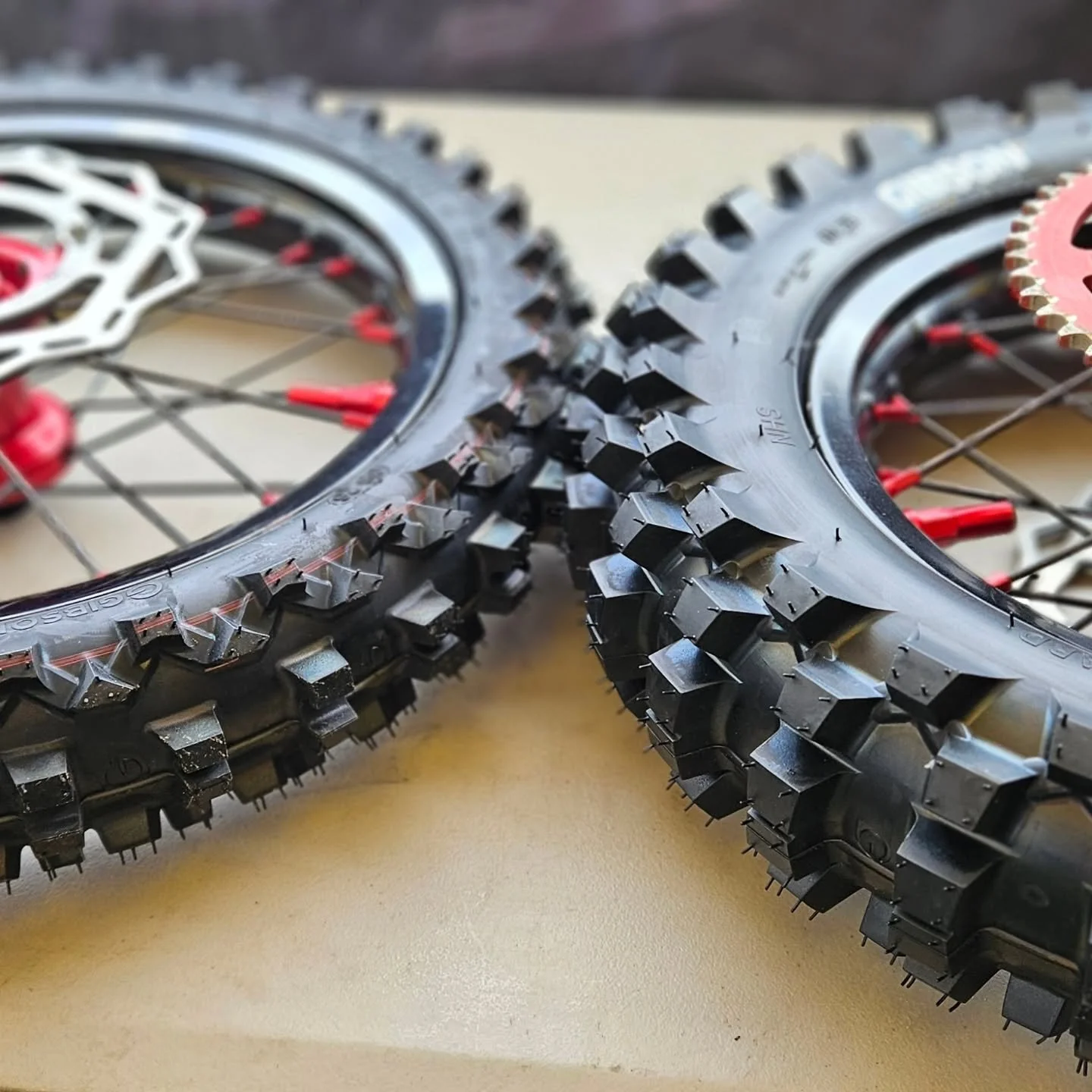 @dirtbikechase613 with the first Factory Edition "BIG" Mini tires mounted in the 🇺🇸 !! @doublingap.mx #llaq - Man these things are chunky 🤪 MX 1.1 70/100-14 front pairs with the MX 4.1 90/100-12 ... Built to #startwinning 💪