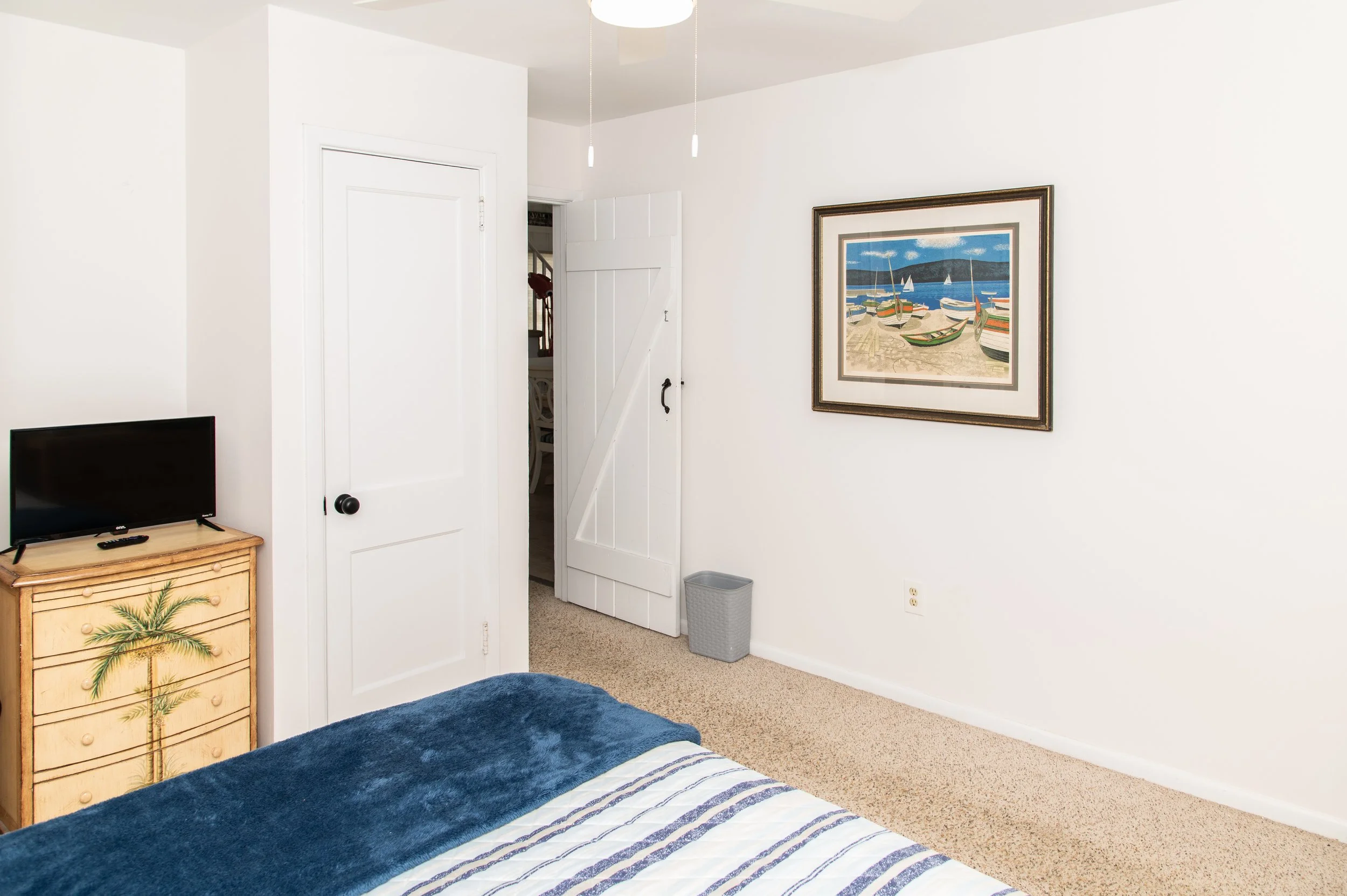 Downstairs Bedroom 2: Queen bed