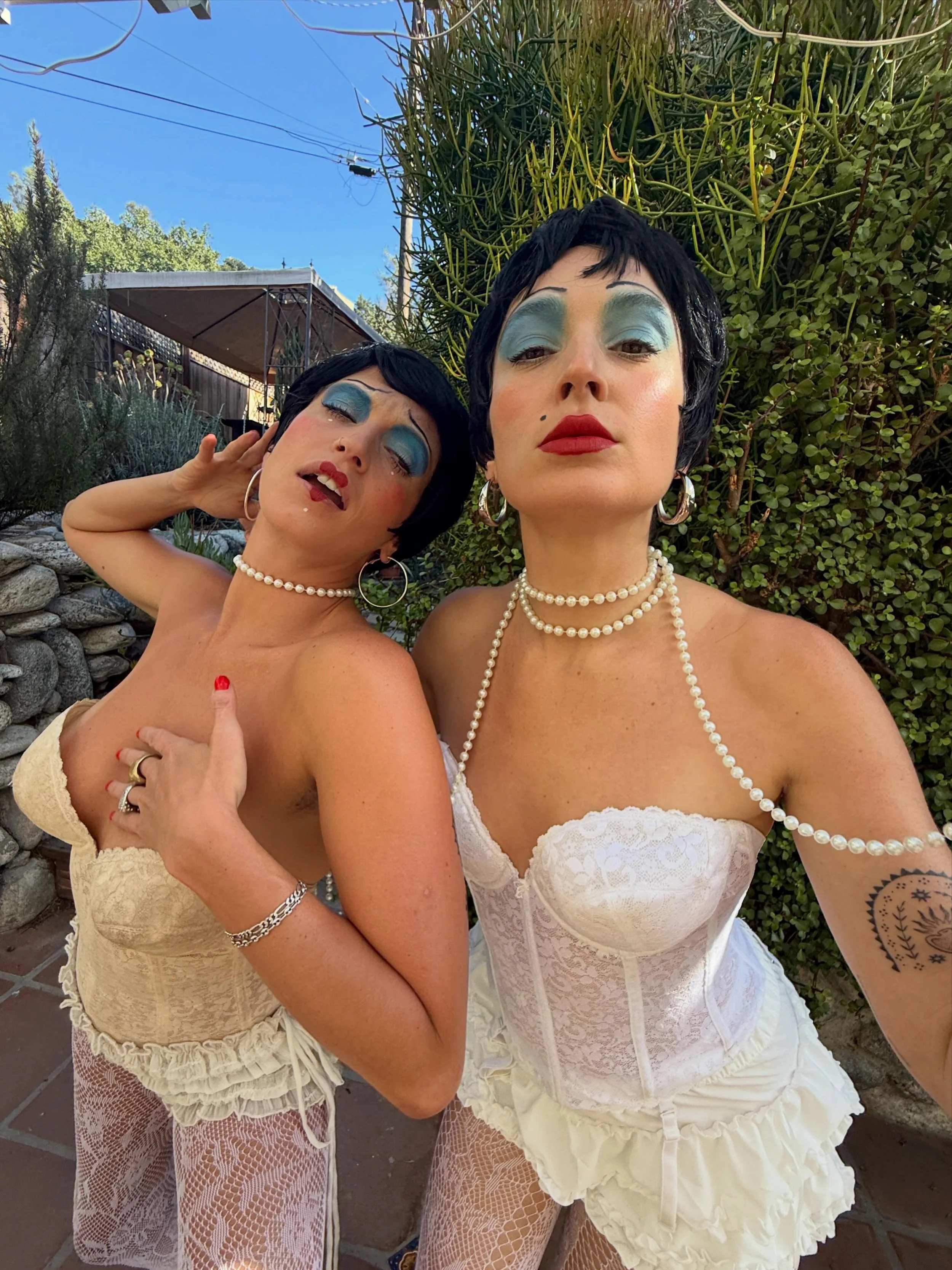 ✨a wondrous weekend with Sil + Sal ✨
just a couple of old Hollywood gals frequenting our favorite place of theater @mirthmirthmirth 💋