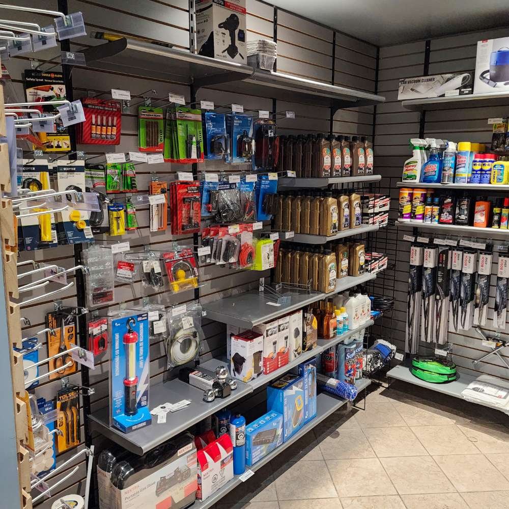 Rayons d'outils et de produits pour le ménage dans un magasin de bricolage.