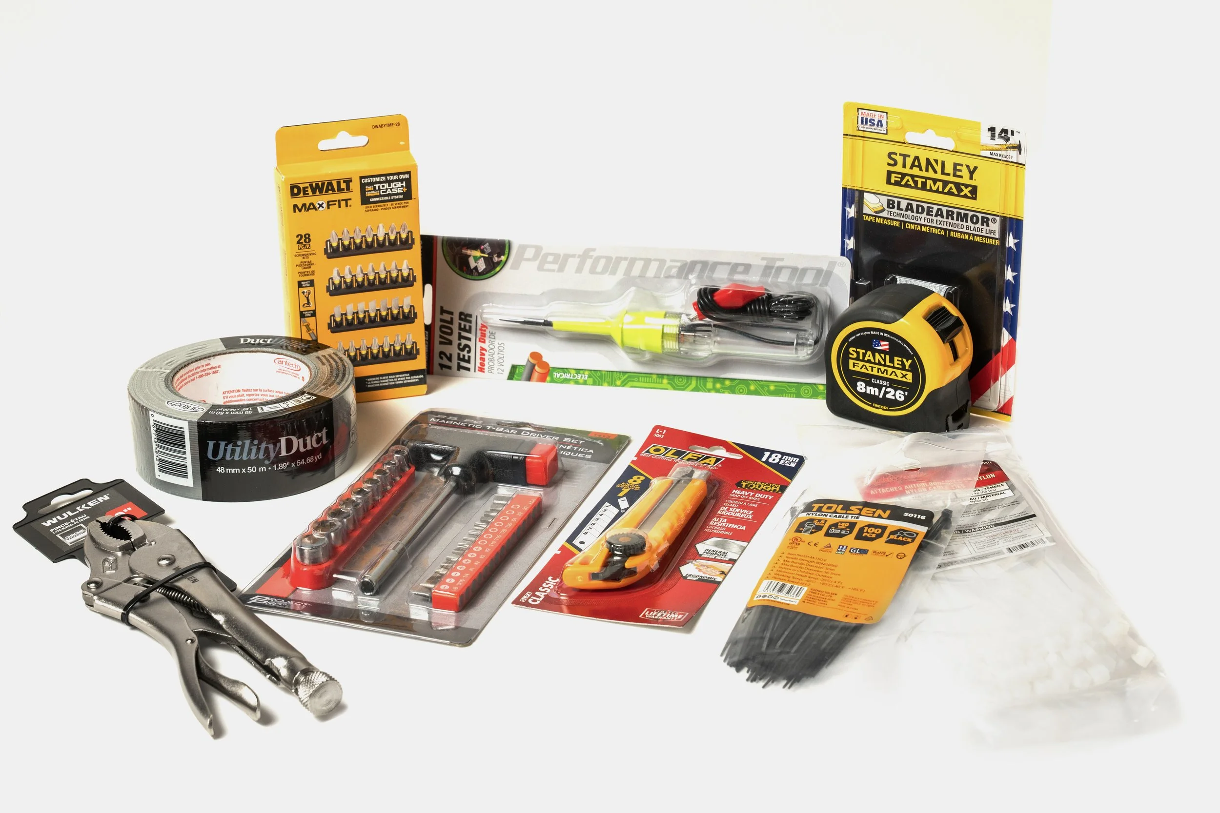 Une sélection d’outils fiables et polyvalents pour le quotidien et le travail sur la route ou le quotidien. Tournevis, pinces, couteaux utilitaires, ruban adhésif et bien plus