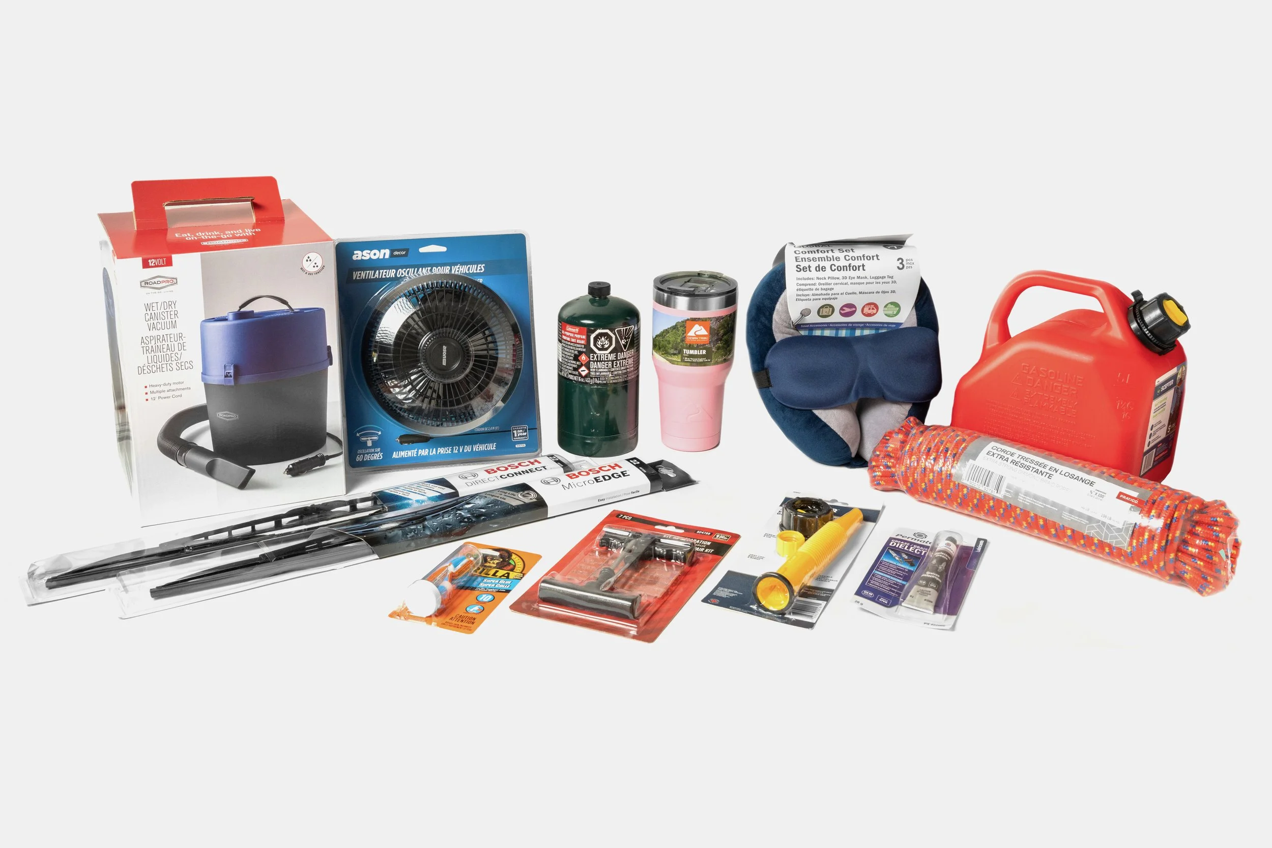 Kit de survie pour voiture comprenant un aspirateur humide/sèche, un ventilateur de voiture, une petite bouteille de gaz, une gourde, une couverture de survie, un oreiller, un jerrican de carburant, des essuie-glaces, une clé à levier, une lampe torche, un tube de colle, un petit outil de réparation, un rouleau de corde résistante, une paire de gants, et des éléments de premiers secours.