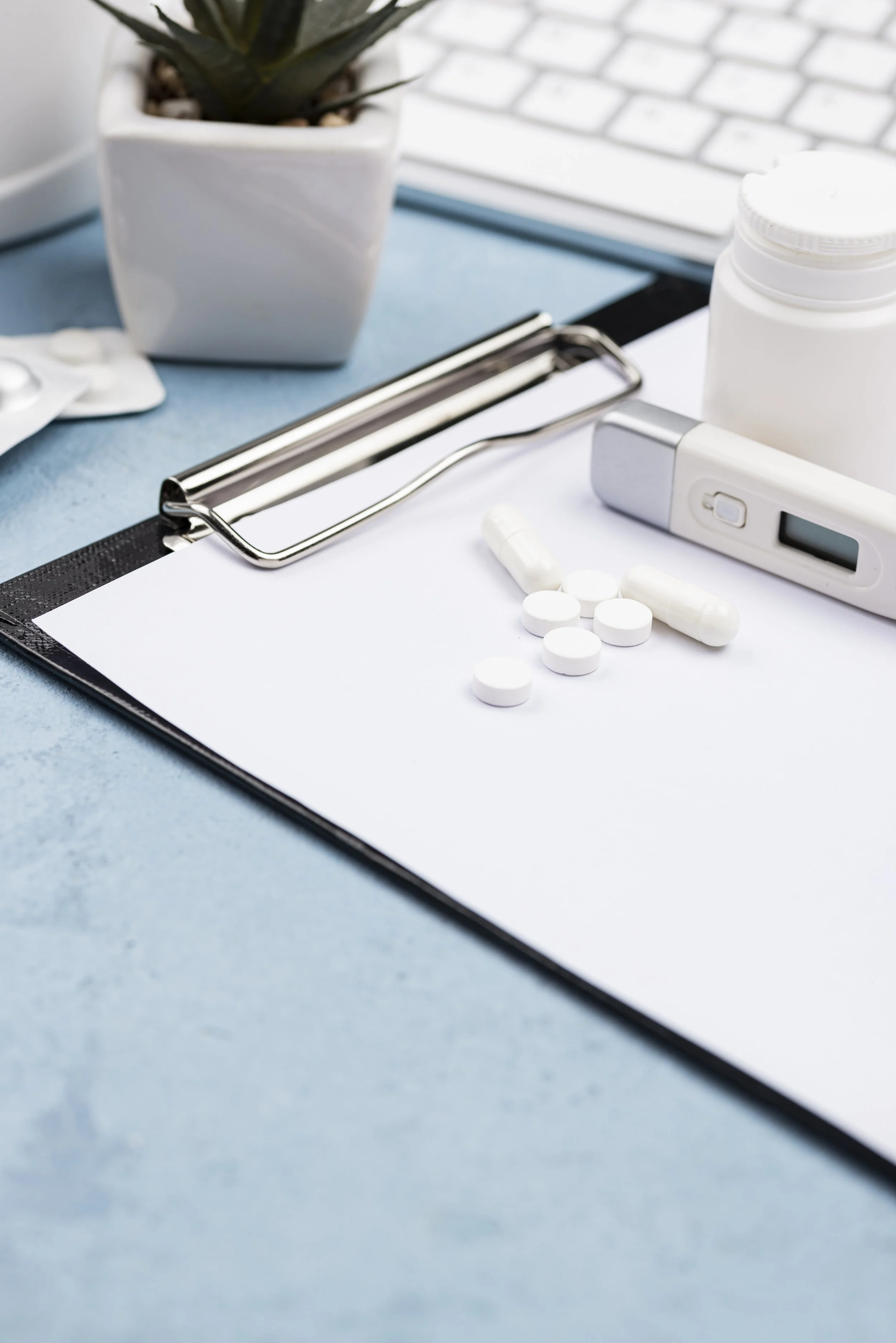Compresse, termometro e pillole su una cartella in ufficio