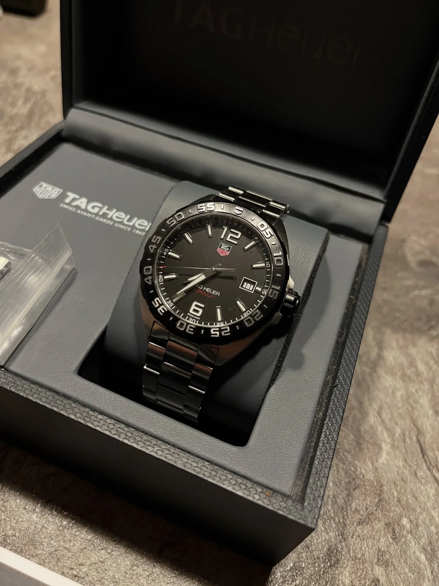 TAG Heuer Formula 1 WAZ1110 &mdash; FOR SALE

💎 41 mm stainless steel case with black sunburst dial and Swiss quartz movement.

💎 Full set &mdash; box and warranty card.

💎 Minor scratches around the clasp and case, otherwise excellent condition.
