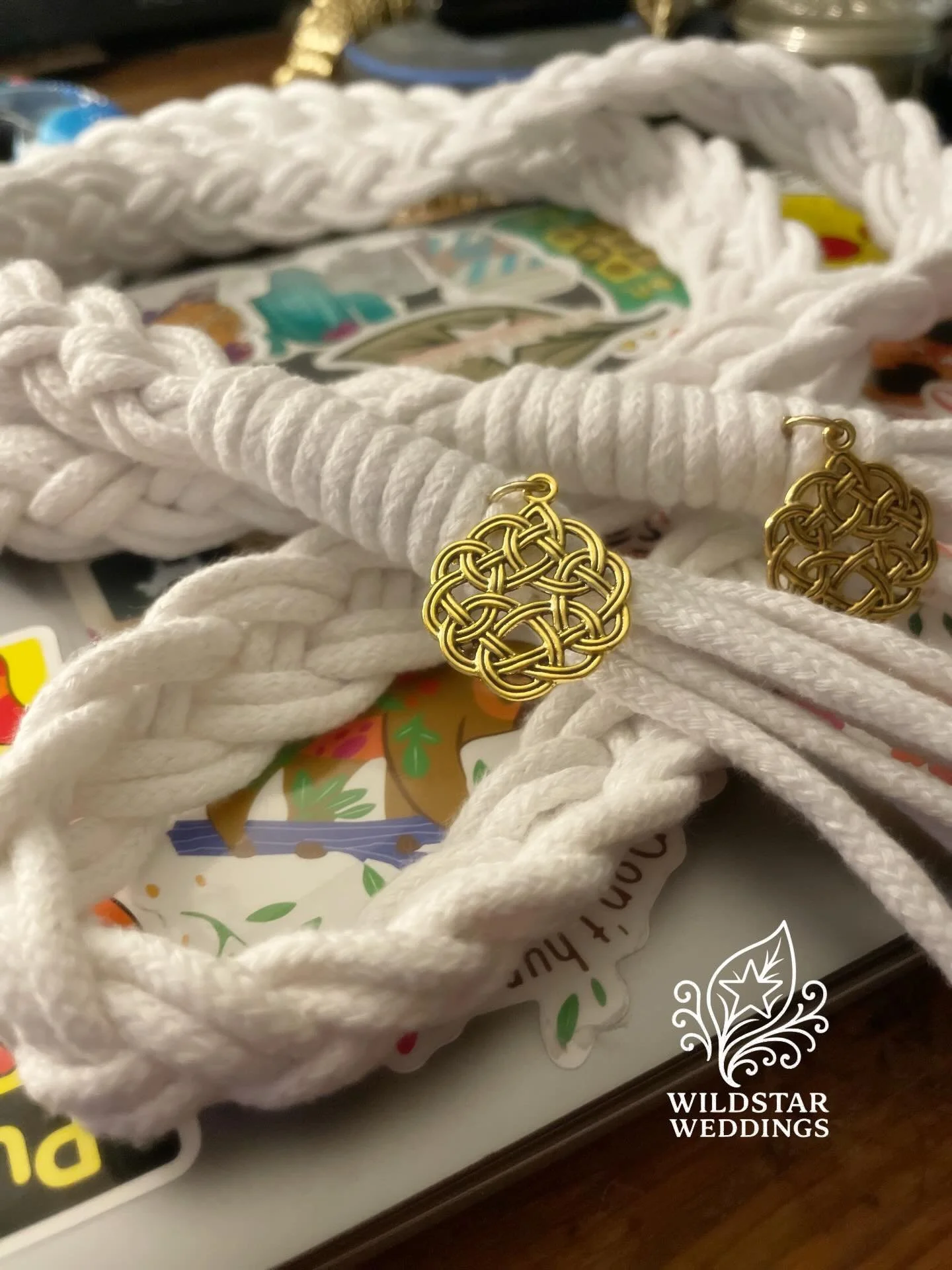 Have I mentioned how much I love hand fasting? If you don&rsquo;t specify what kind of unity ritual you want, chances are high that you&rsquo;re going home with a hand fasting cord. 🤍🌿 
#wedding #officiant #handfasting #texaswedding #tyingtheknot #