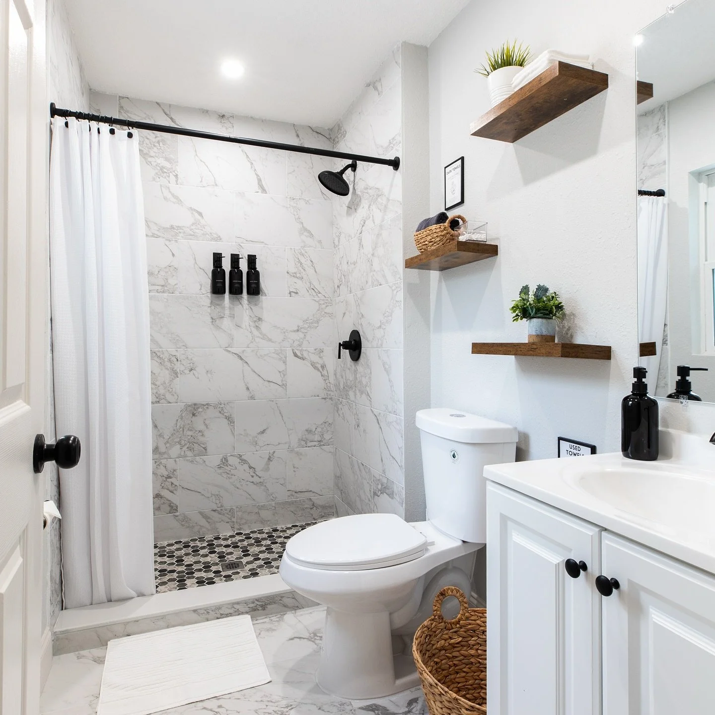 Morning light, a warm shower, and everything in its place to start your day right.

Simple, modern, cozy, and ready for you.
Small details, big comfort. 🛁✨

📍Daytona beach, Florida

#DoNotDisturbMode #CozyFloridaGetaway #PoolsideVibes #FloridaVacat