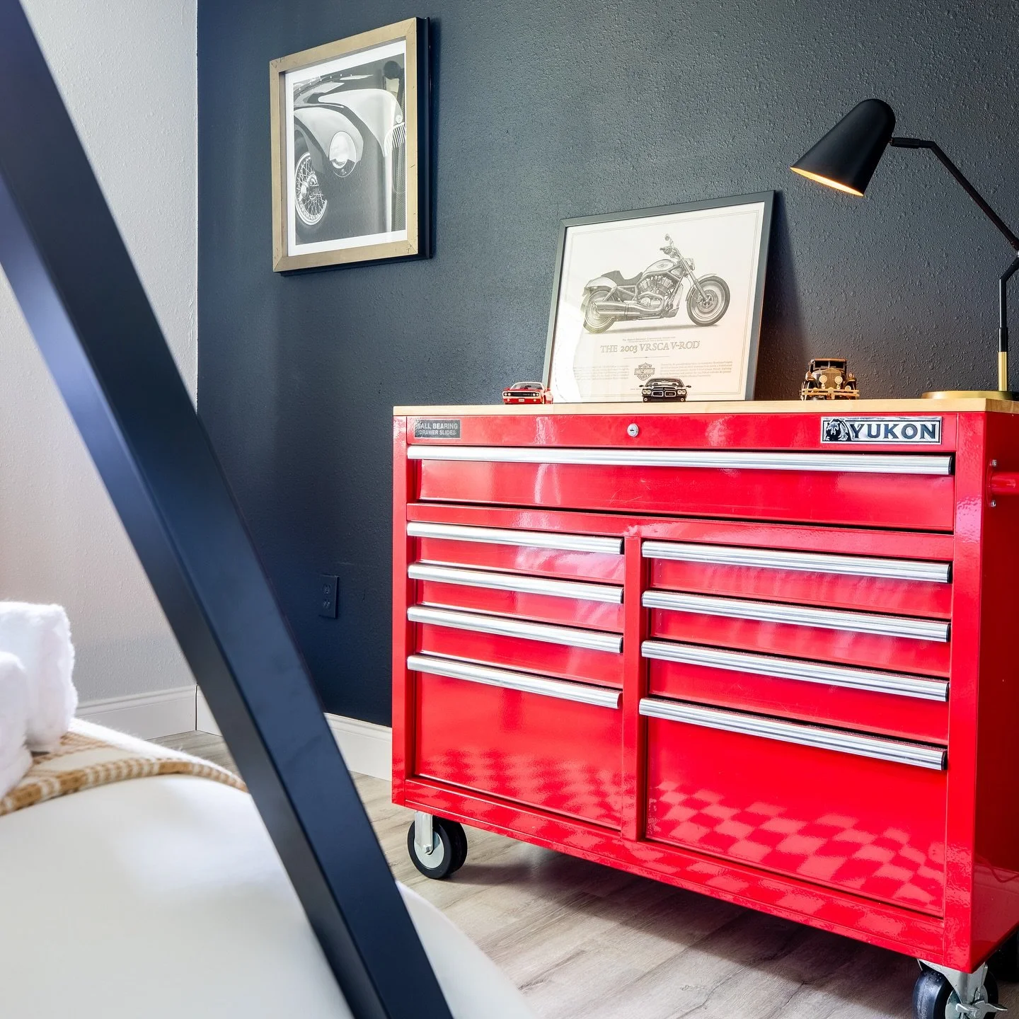 Not your regular bedroom. This is Daytona 🏁 🧰

Daytona has a very particular way of telling you where you are&hellip; even from the bedroom.

It&rsquo;s not just d&eacute;cor &mdash; it&rsquo;s culture, history, and horsepower.
That energy that liv