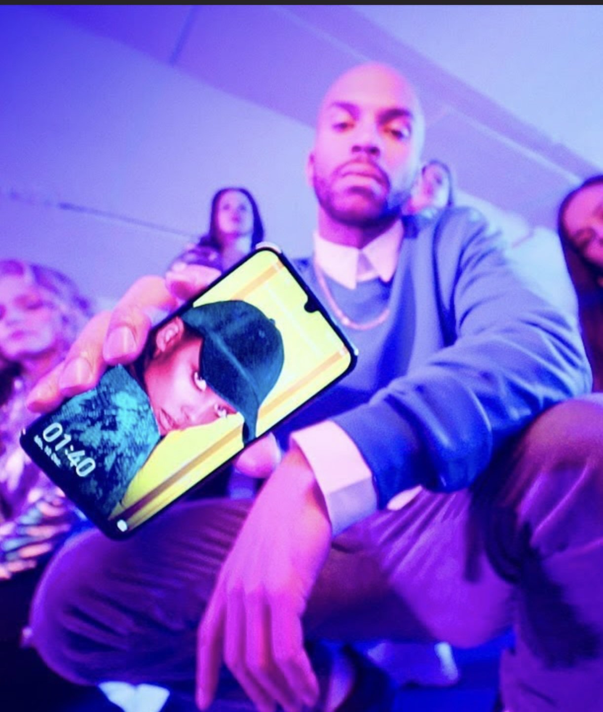 Still from the “Gönn dir smart” viral music video campaign for Huawei P smart, featuring bold visual style and youth-driven aesthetics to engage Gen Z audiences.