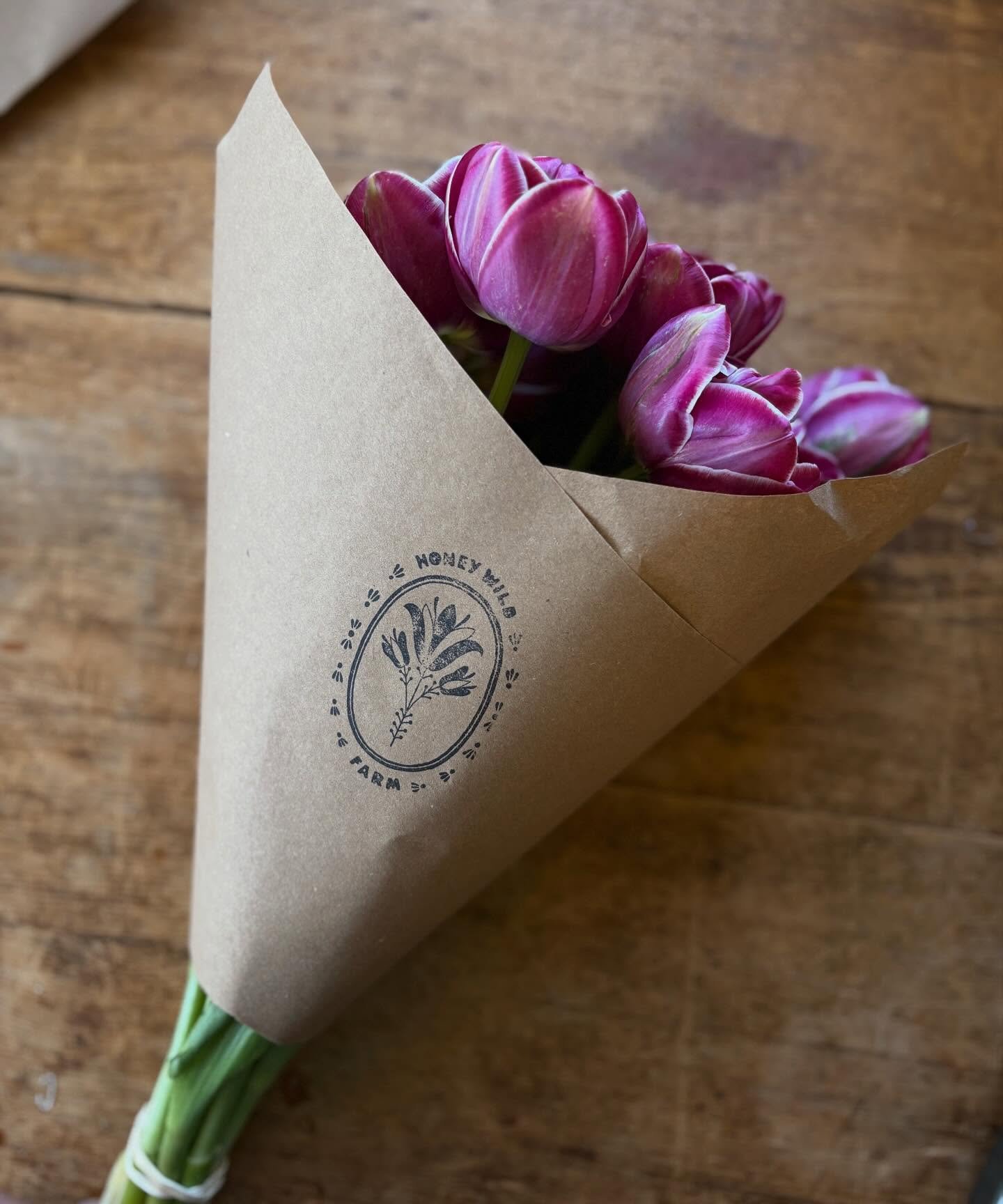 New logo and stamp, drawn by my lovely friend Kyra of @honeyedhands
I am so lucky and grateful to have her work be part of this&mdash;thank you for bringing it to life 🤍
It really feels like the finishing touch on each bouquet