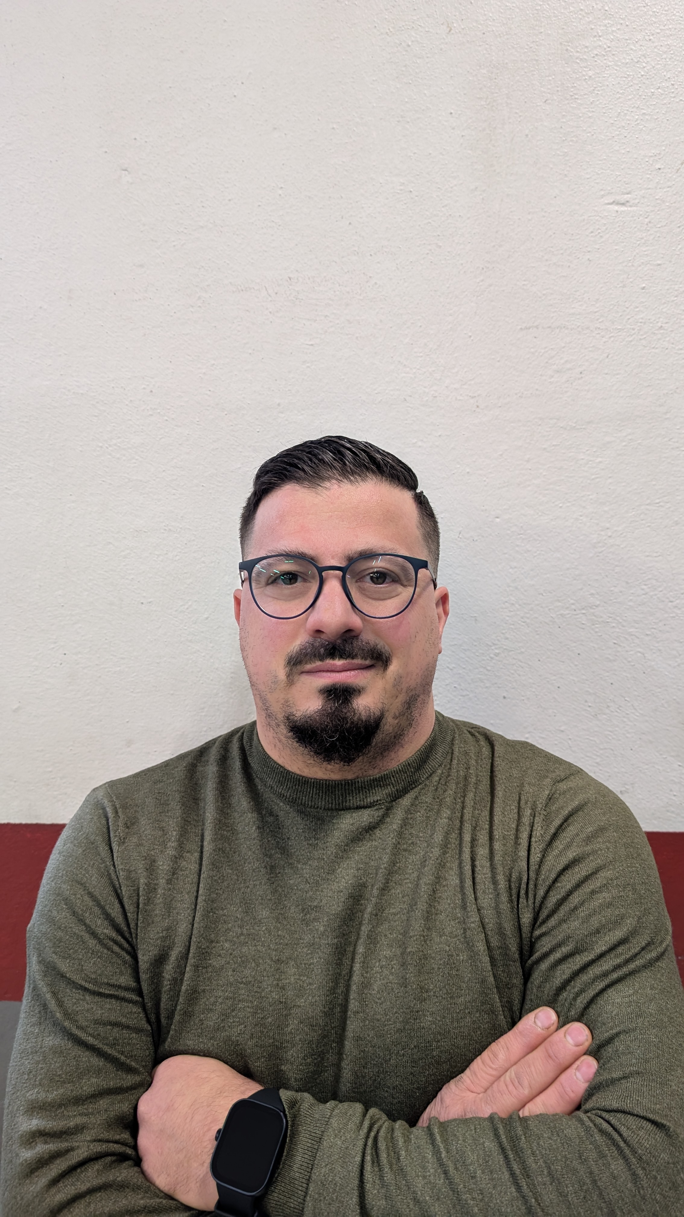  Seit 2004 im Betrieb. Mitsubishi-Spezialist und zertifizierter Fiat-Spezialist. Davide betreut die Kundschaft, koordiniert Termine und arbeitet auch selbst aktiv in der Werkstatt mit.