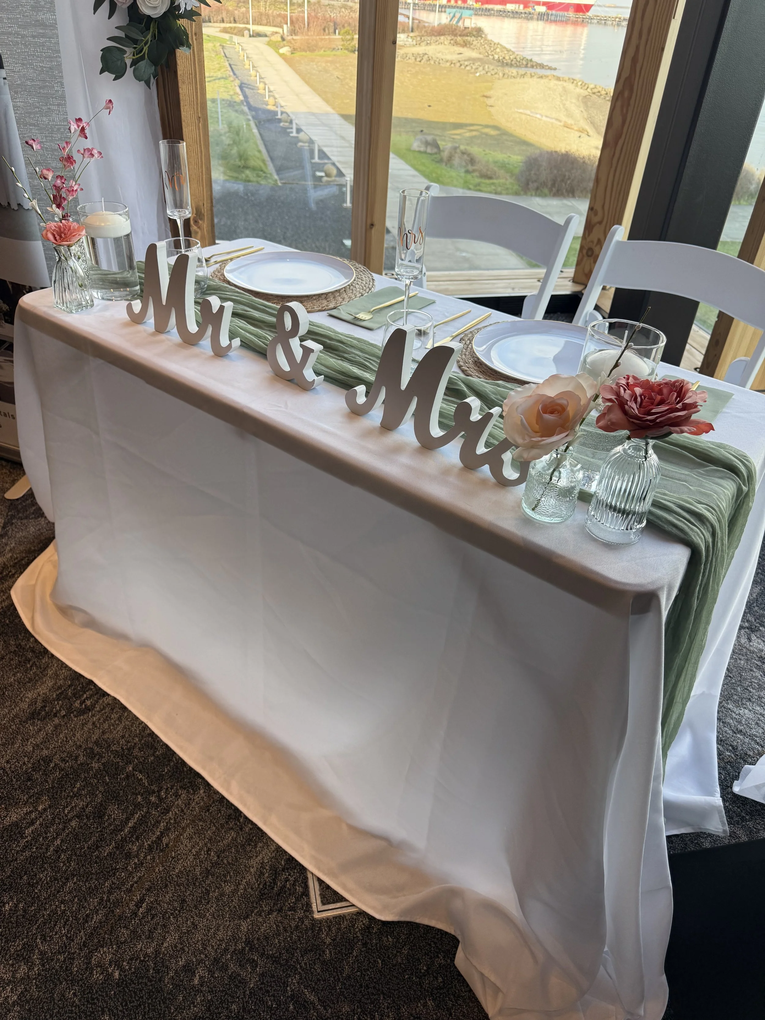 Here we displayed an elegant but simple sweetheart table. 
