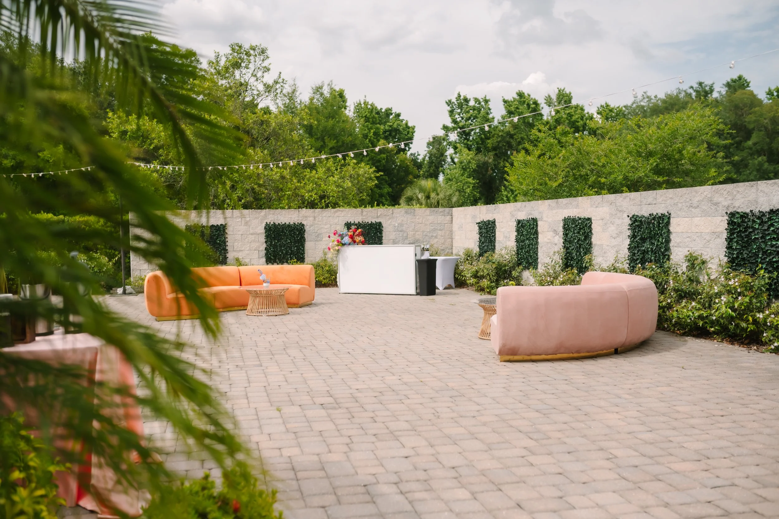 cocktail hour lounge area at secret garden at paradise spring in lithia