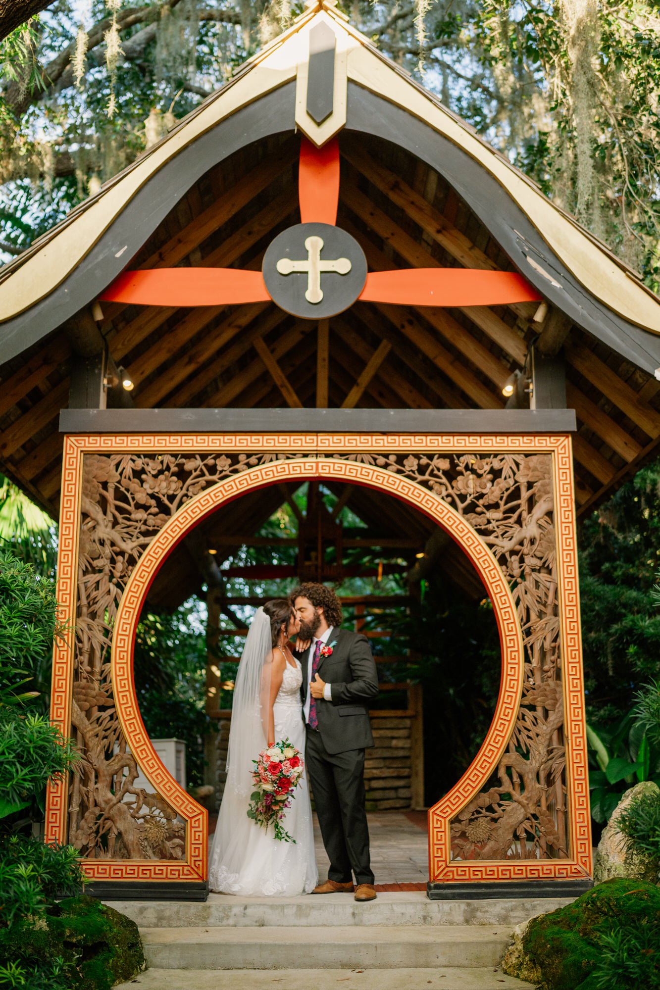 couple at hardeman's secret garden tampa wedding venue